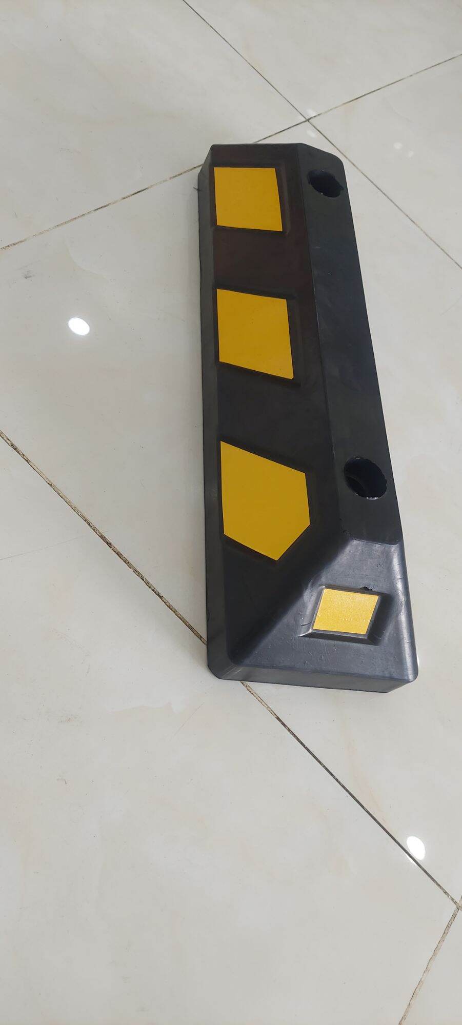 Chặn bánh xe ô tô cao su ( 100x 150x 550mm) cao cấp