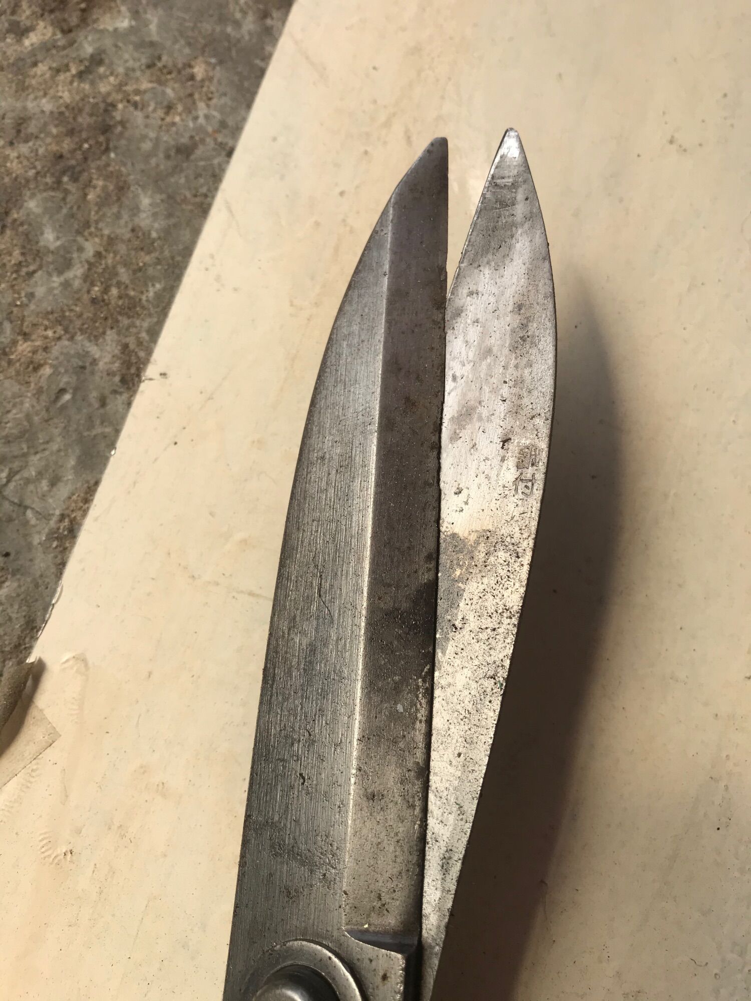 kéo tỉa hàng rào