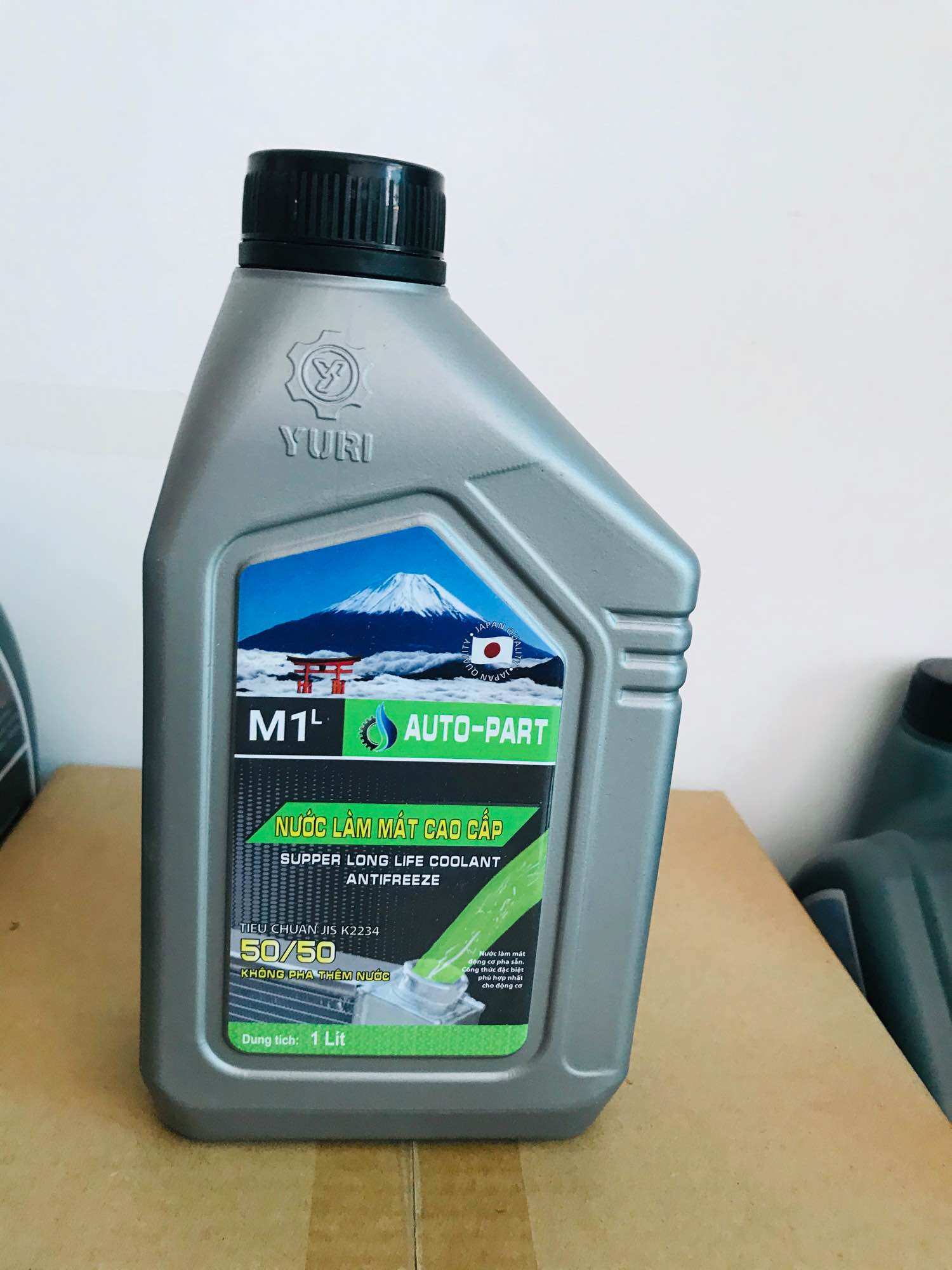 Nước giải nhiệt,làm mát ô tô cao cấp Yuri-Nhật Bản, chai 1 lít-can 4L,màu xanh