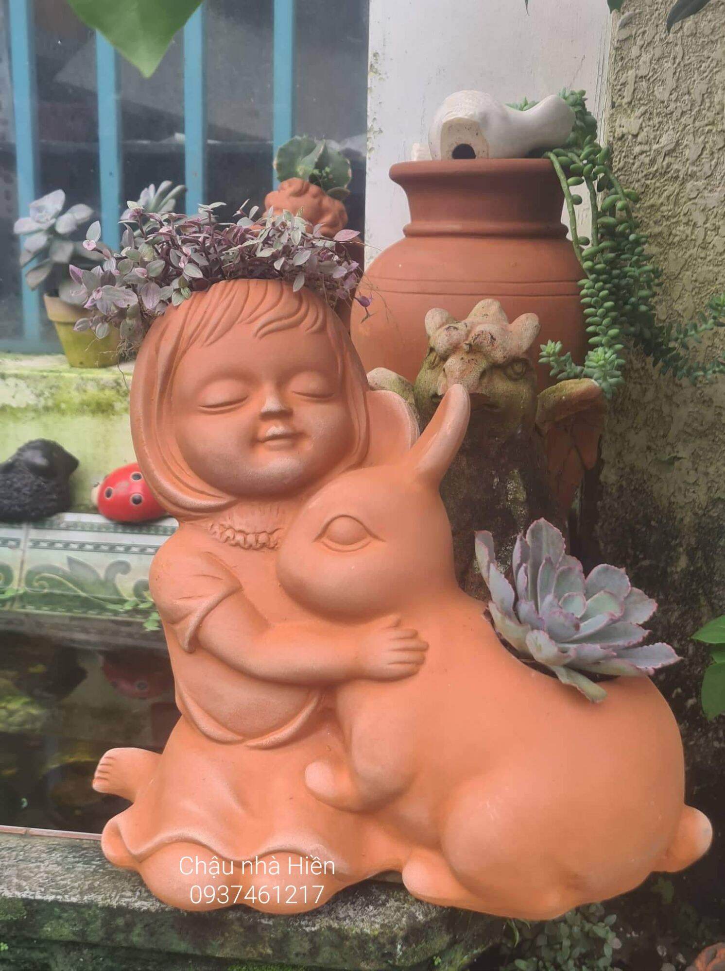 Chậu đất nung Bình Dương bé gái ôm thỏ