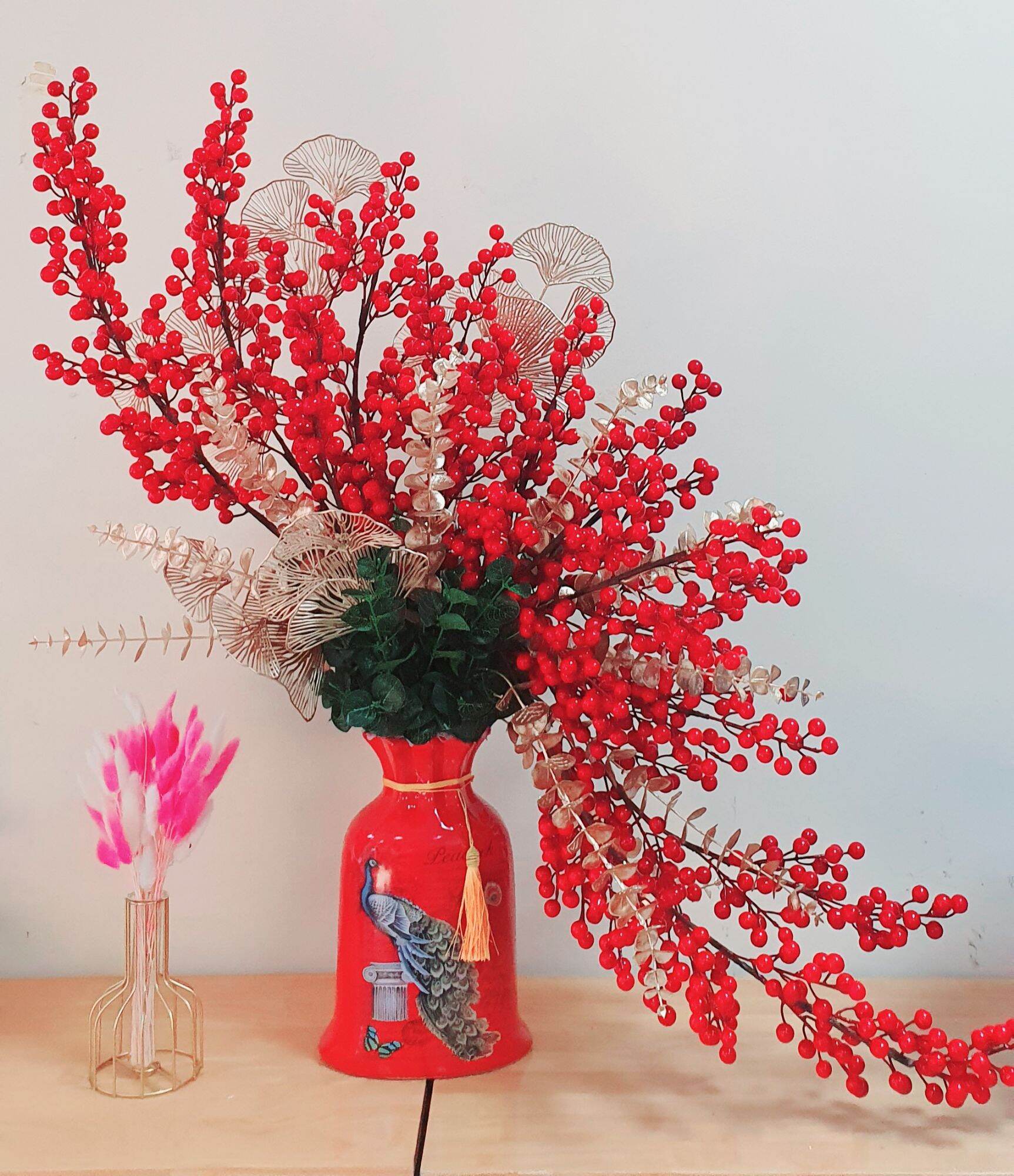 nhánh đào đông 12 cành hoa đỏ bóng to tròn,không bết dính,hang đảm bảo chất lượng,mình là shop hoa nên mn an tâm,vì mình lựa cắm cho khách rất đẹp mới mua về bán cho mn cùng cắm đẹp,,mua sỉ chat mình nhe,5 nhánh