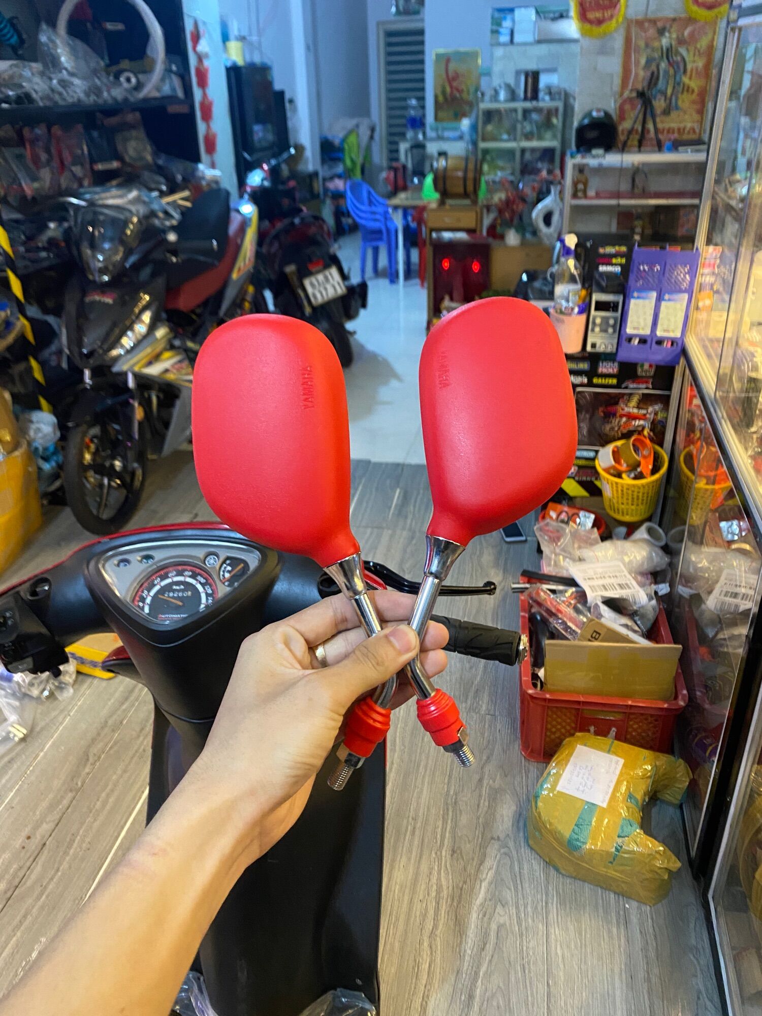 Cặp kính spark màu đỏ gắn mọi dòng xe
