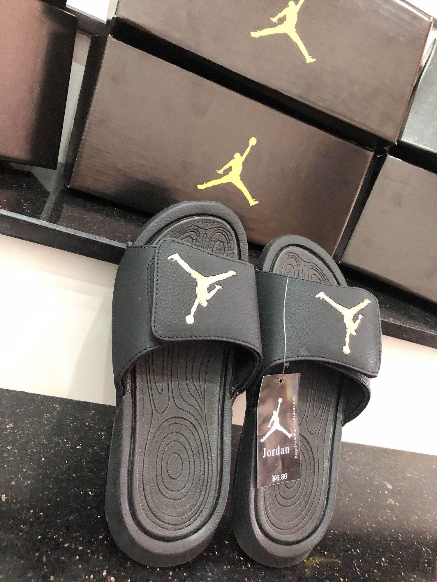 [HCM]Dép jordan đen logo vàng