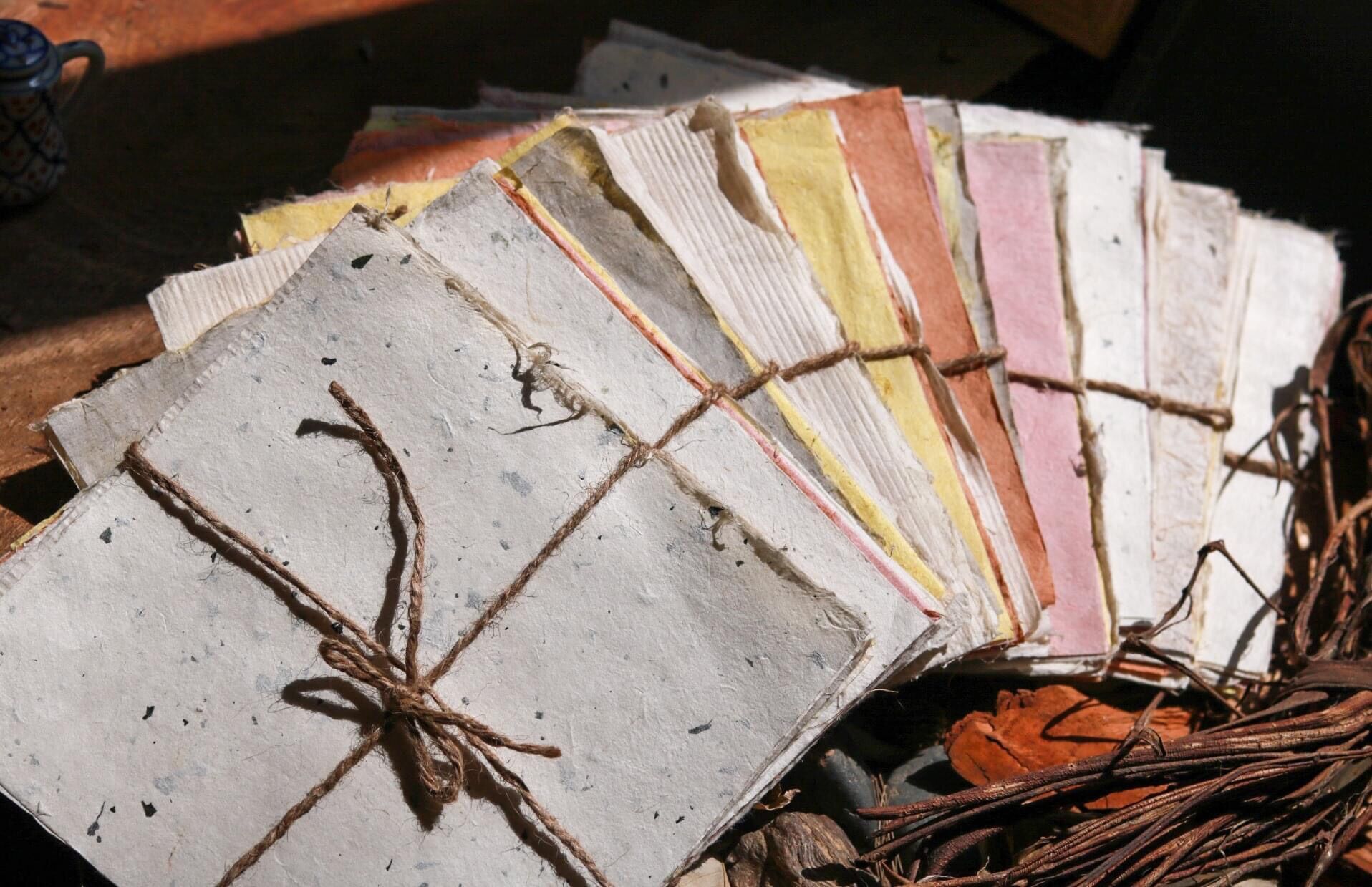 Set giấy màu tự nhiên làm journal hay origami/ Natural dyed paper set