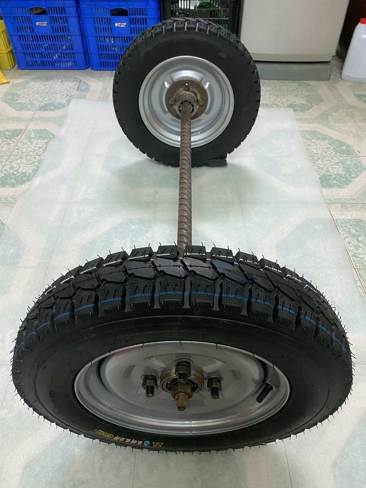 Bộ trục bánh xe lôi, gồm 1 trục phi 32 ,đôi mai ơ,bulong và đôi bánh 400-12