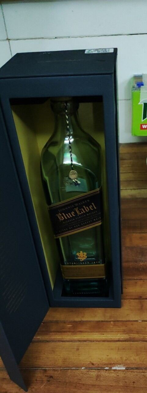 Vỏ chai rượu ngoại Blue Label dùng để trang trí trưng bày