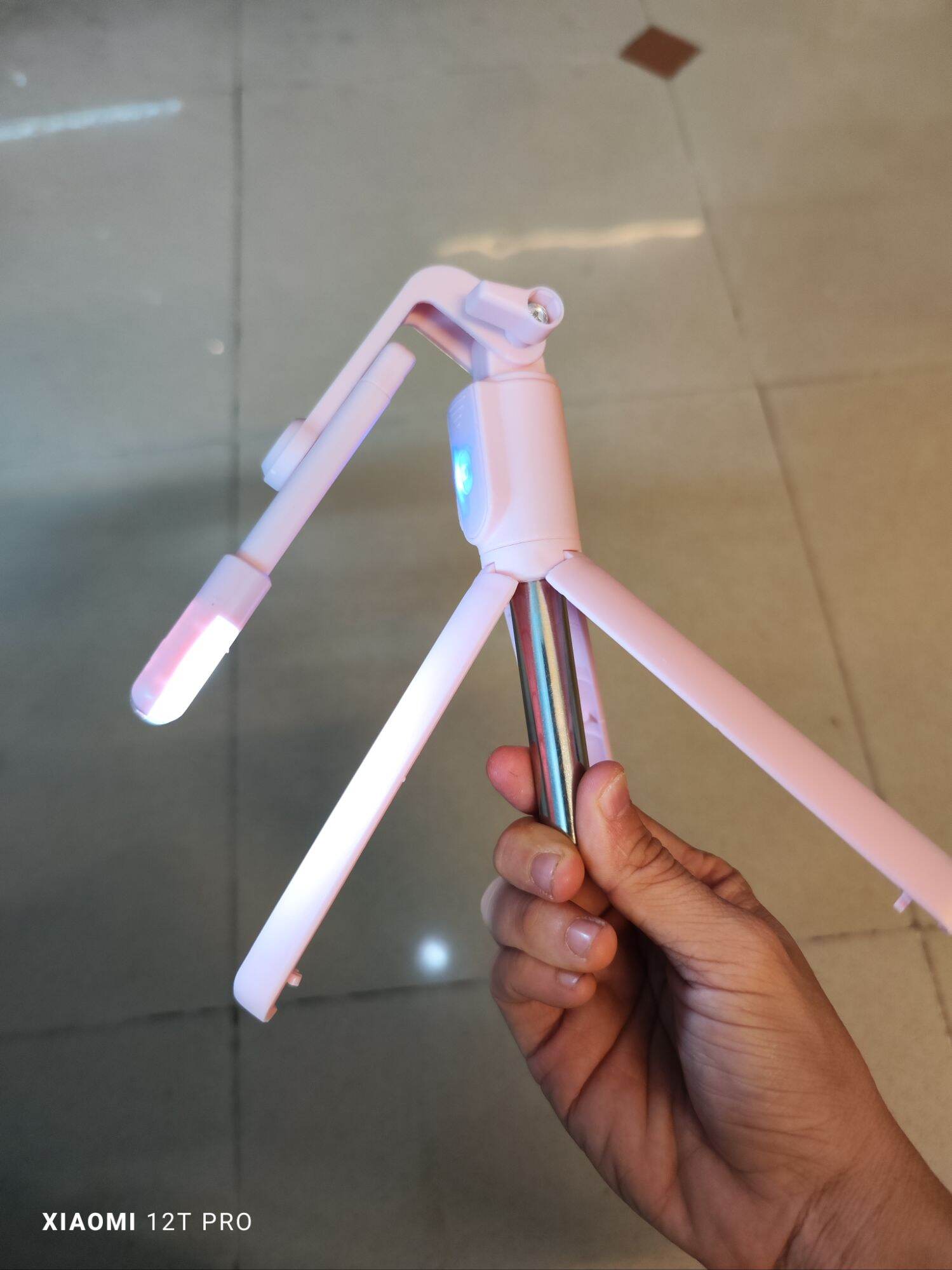 gậy chụp hình sefie R1s có đèn có remote