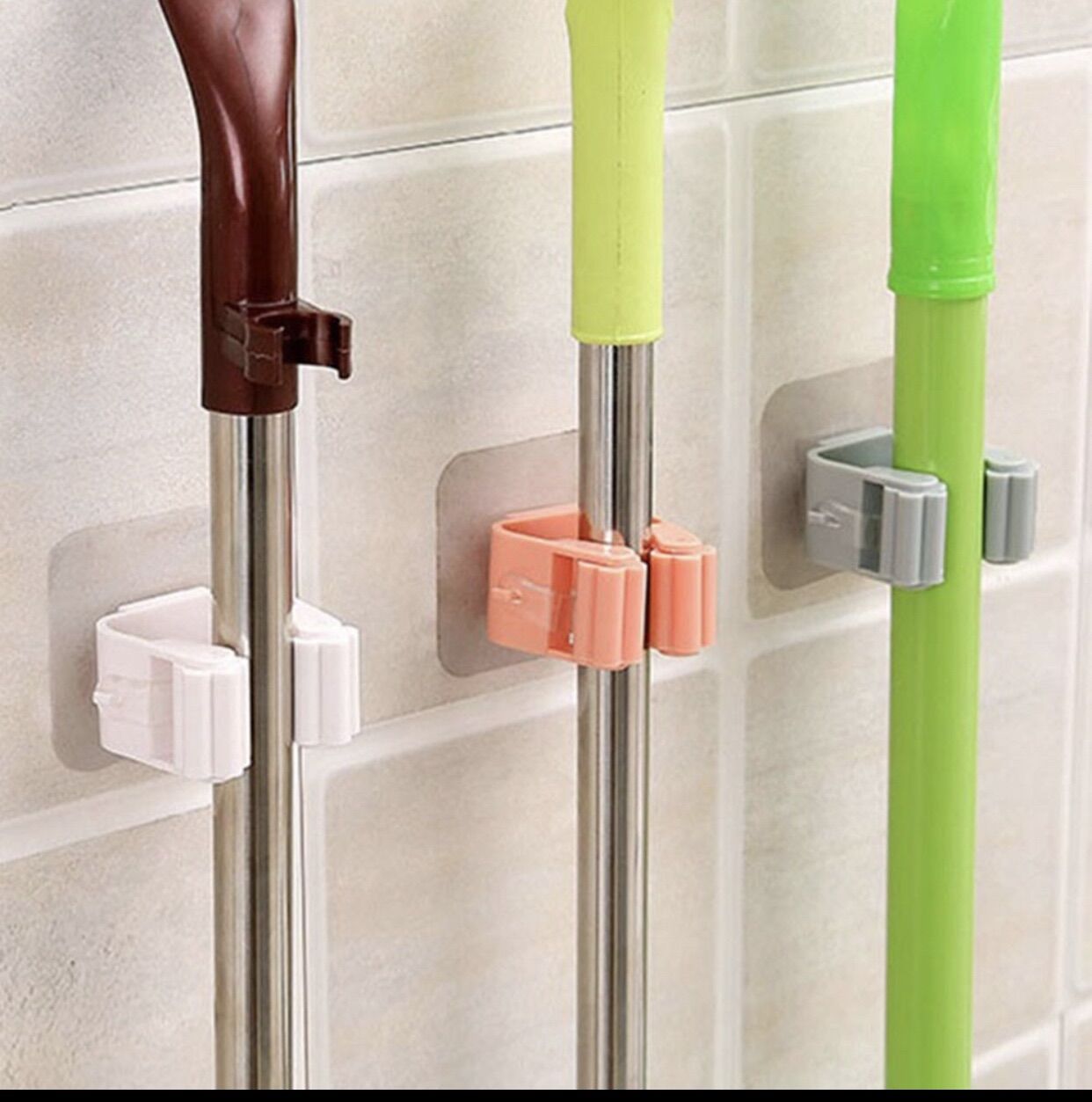 Móc dán tường kẹp giữ cây lau nhà , móc treo chổi treo ô đồ dùng nhiều màu