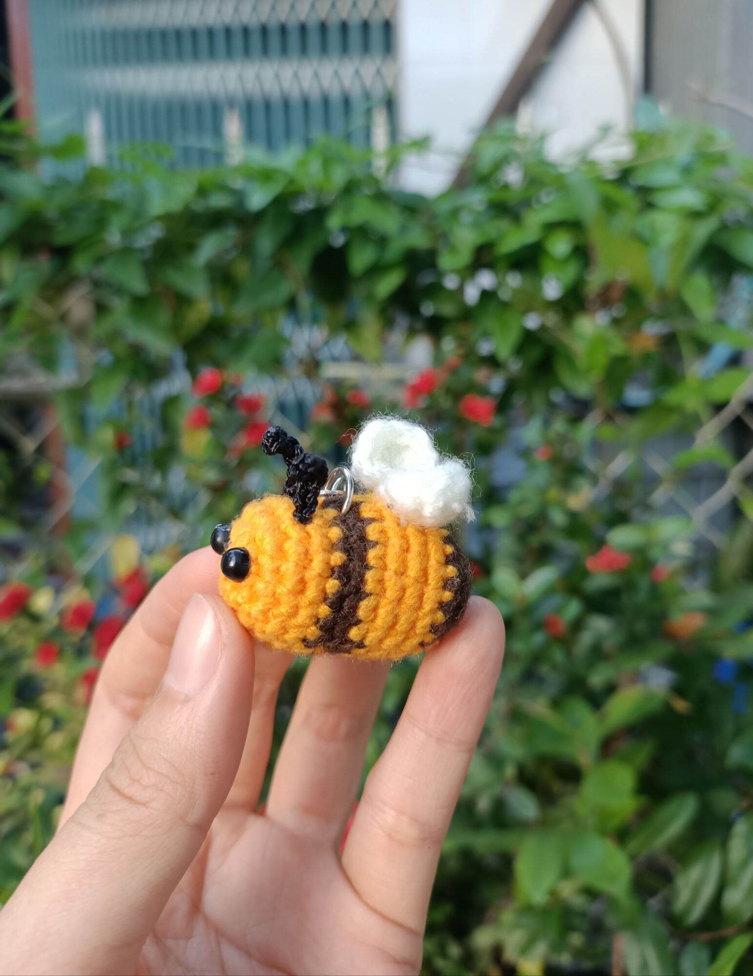 Móc khoá con ong bằng len cotton