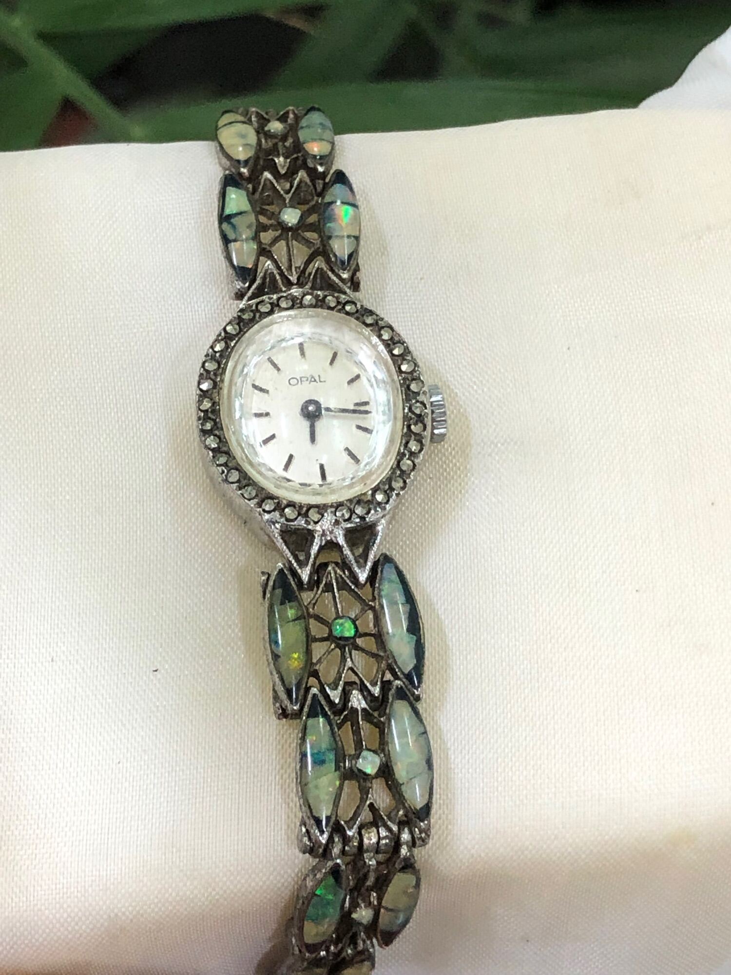 Đồng hồ opal cơ cót nữ của Thụy sĩ thumbnail