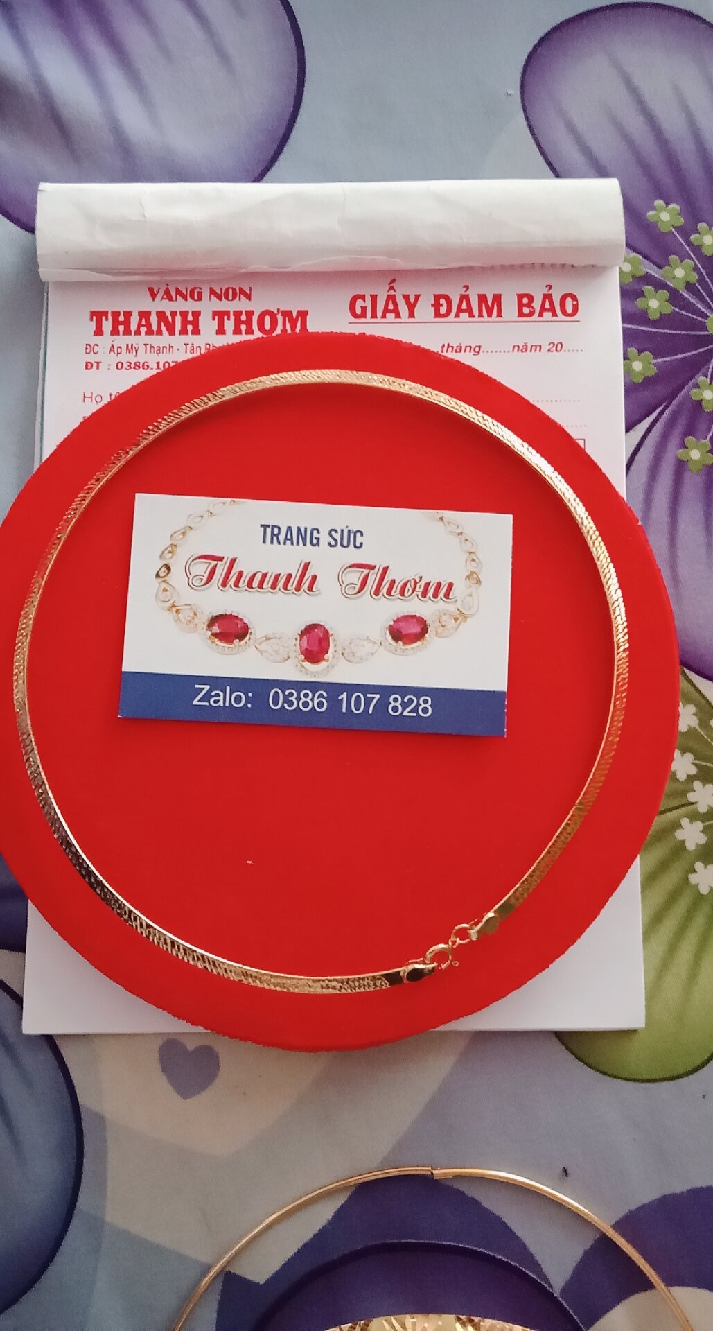 kiềng cổ đeo mãi không đen