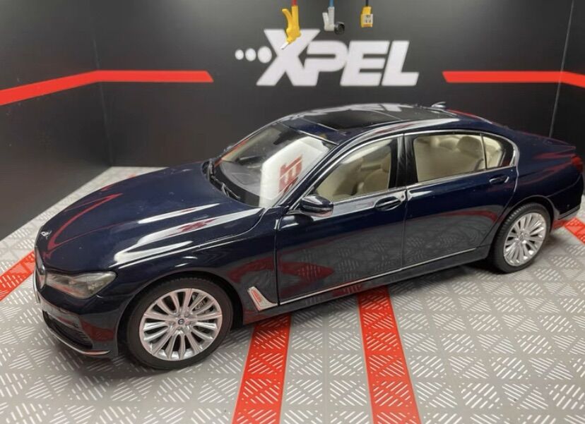 Mô hình xe BMW 750i tỉ lệ 1:18