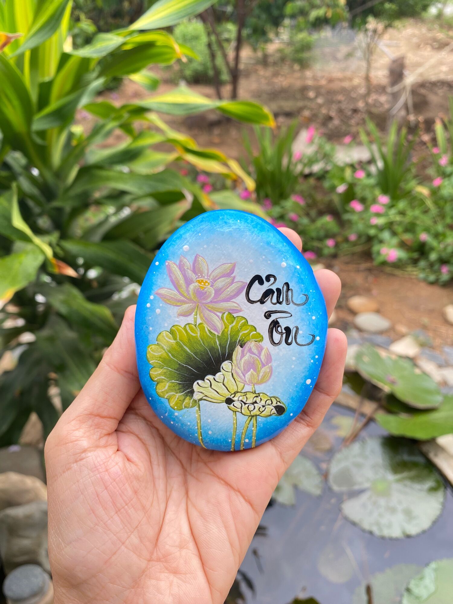 Hòn đá biết ơn mẫu hoa sen Cảm Ơn
