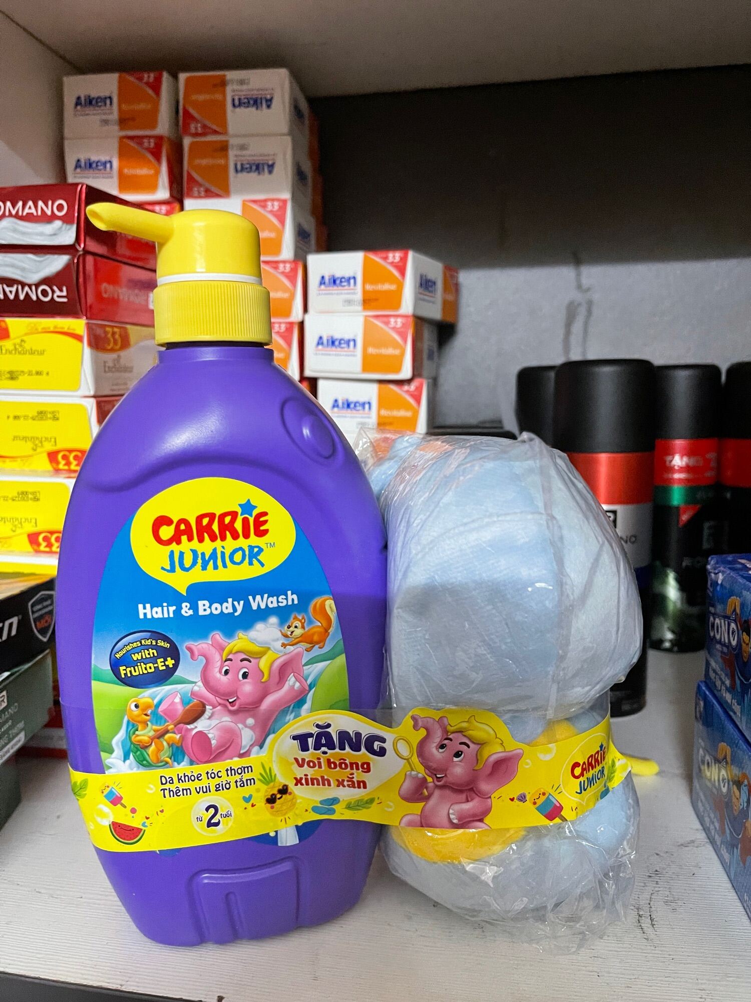 Sữa tắm gội toàn thân cho bé Carrie Junior 700g hương sữa tặng bé voi xinh