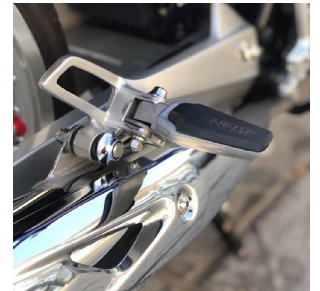 Gác chân sau kiểu ducati