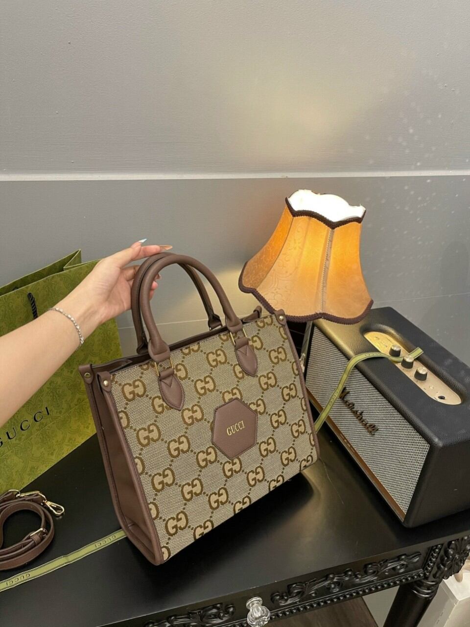 🎒 siêu phẩm túi gucci công sở cao cấp 
size 35cm
ở ngoài đẹp hơn hình nhiều lắm ạ👏🏻👏🏻
🧚🏼‍♀️🧚🏼‍♀️chất vãi xịn cực chất 
✔️290k
sll ibox giá nguồn