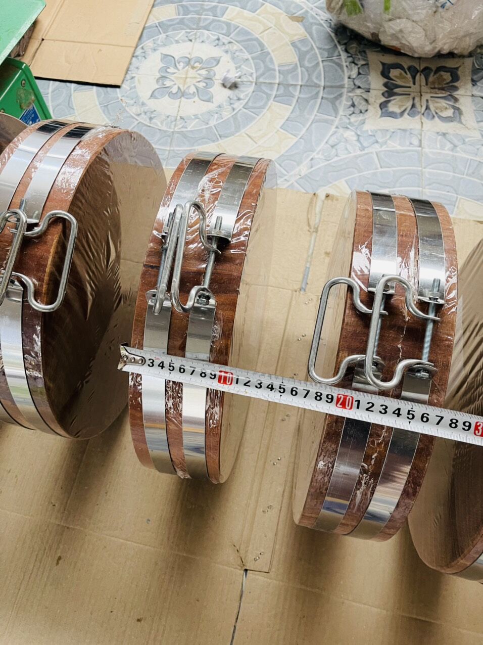 Thớt gỗ nghiến đá rộng 40cm dày 10cm kèm 2 đai inox