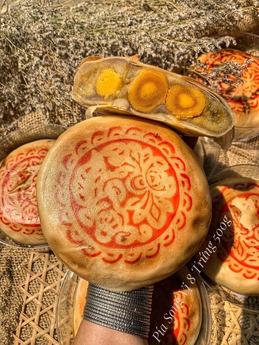 BÁNH PÍA SONG VỊ 8 TRỨNG MUỐI 1 CÁI 500G