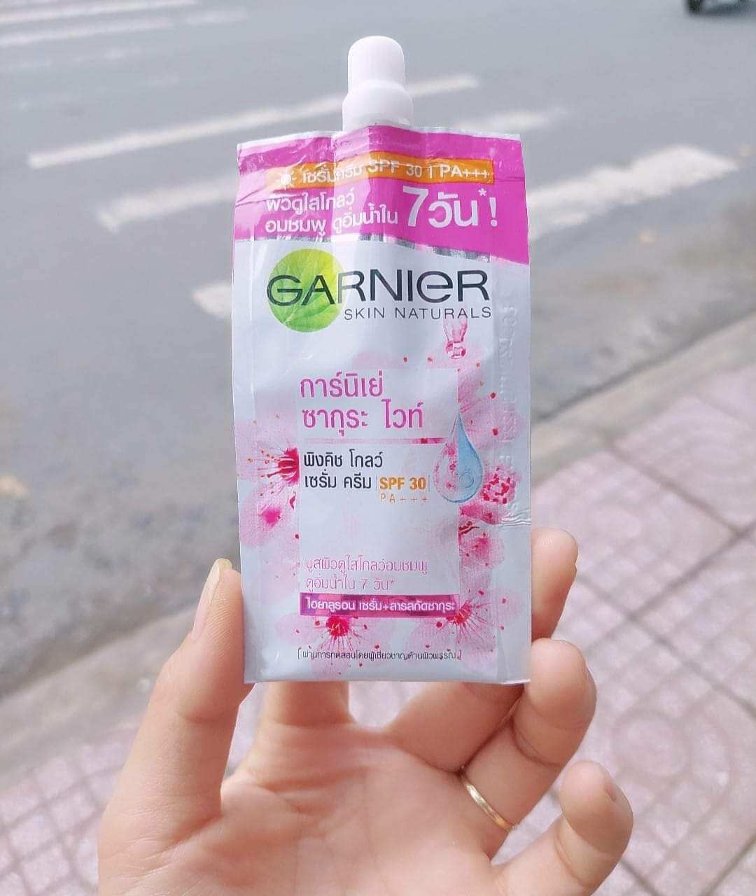 Lẻ 1 Gói Kem Dưỡng Trắng Da Garnier Sakura Thái Lan