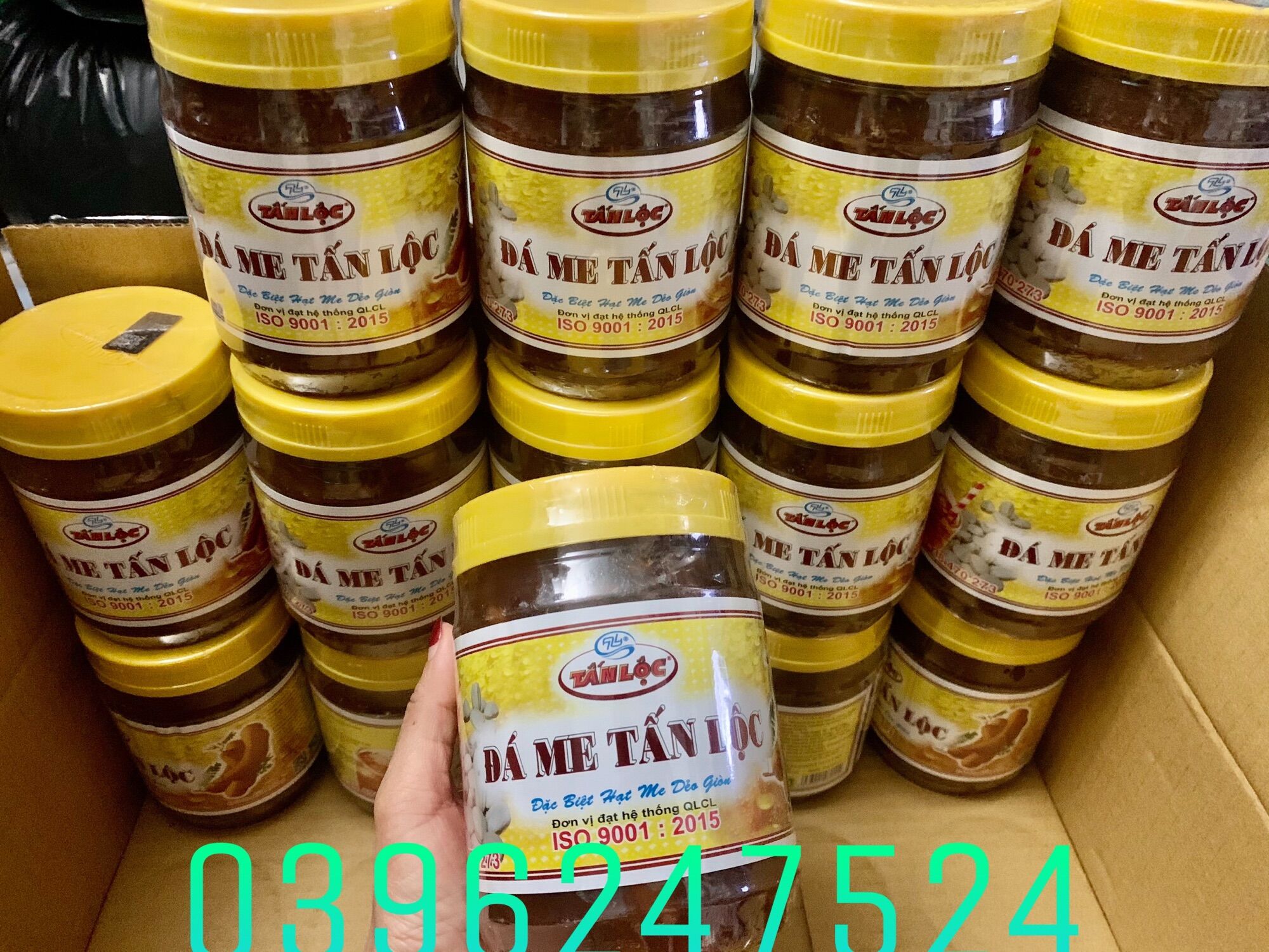 Đá Me Tấn Lộc- hủ 900g- đặc biệt hạt me dẻo giòn- có thể hoà tan vào ly cùng với đường và đá hoặc sử dụng trực tiếp.Thành phần gồm thịt me và hạt me, đường, nước, ….