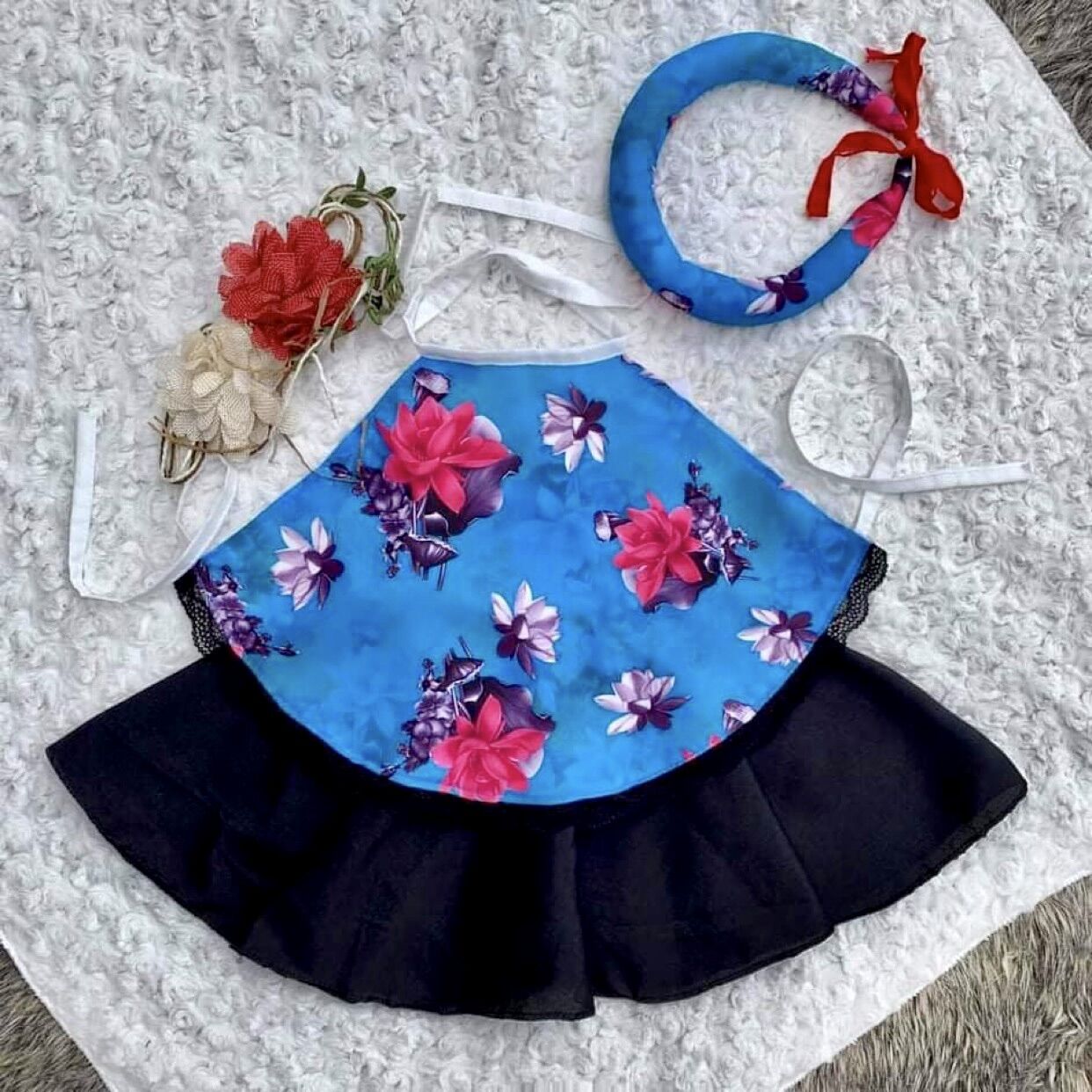 Yếm lụa đào chụp sen cho bé.[ sen xanh]