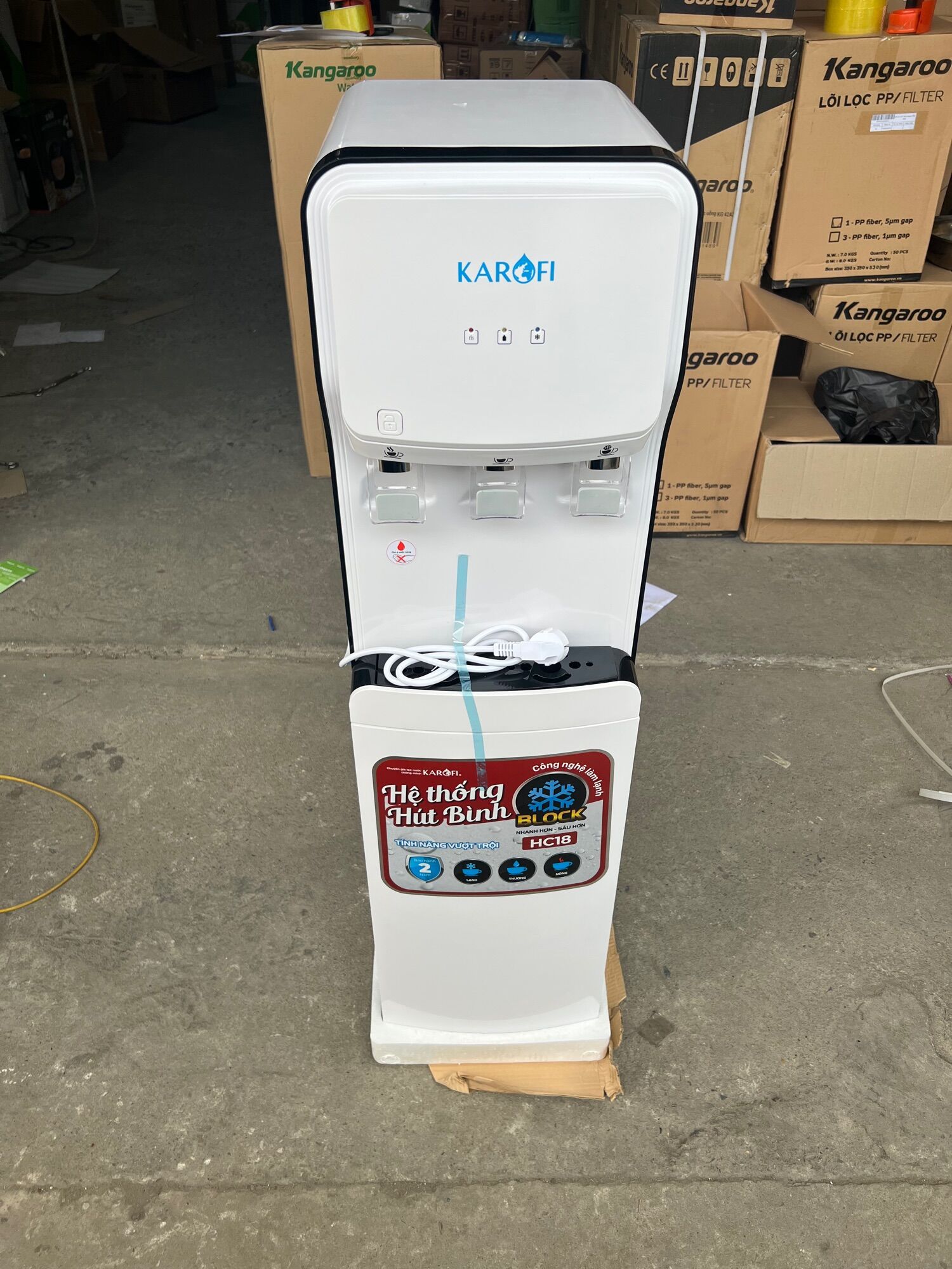 Cây nước nóng lạnh hút bình Karofi HC18