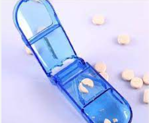 Dụng cụ cắt thuốc tiện dụng