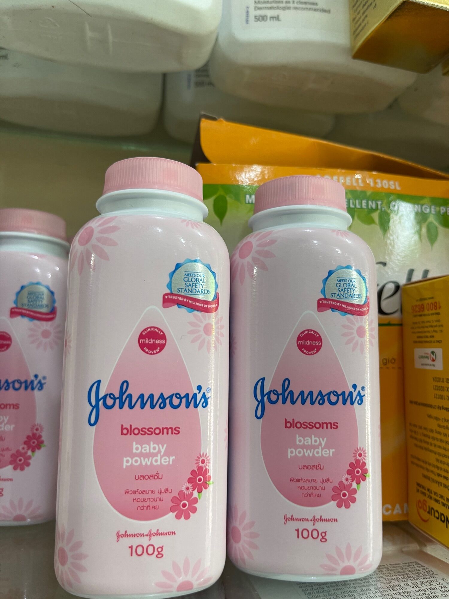 Phấn Thơm Johnson Baby Hương Hoa Blossoms 100Mg