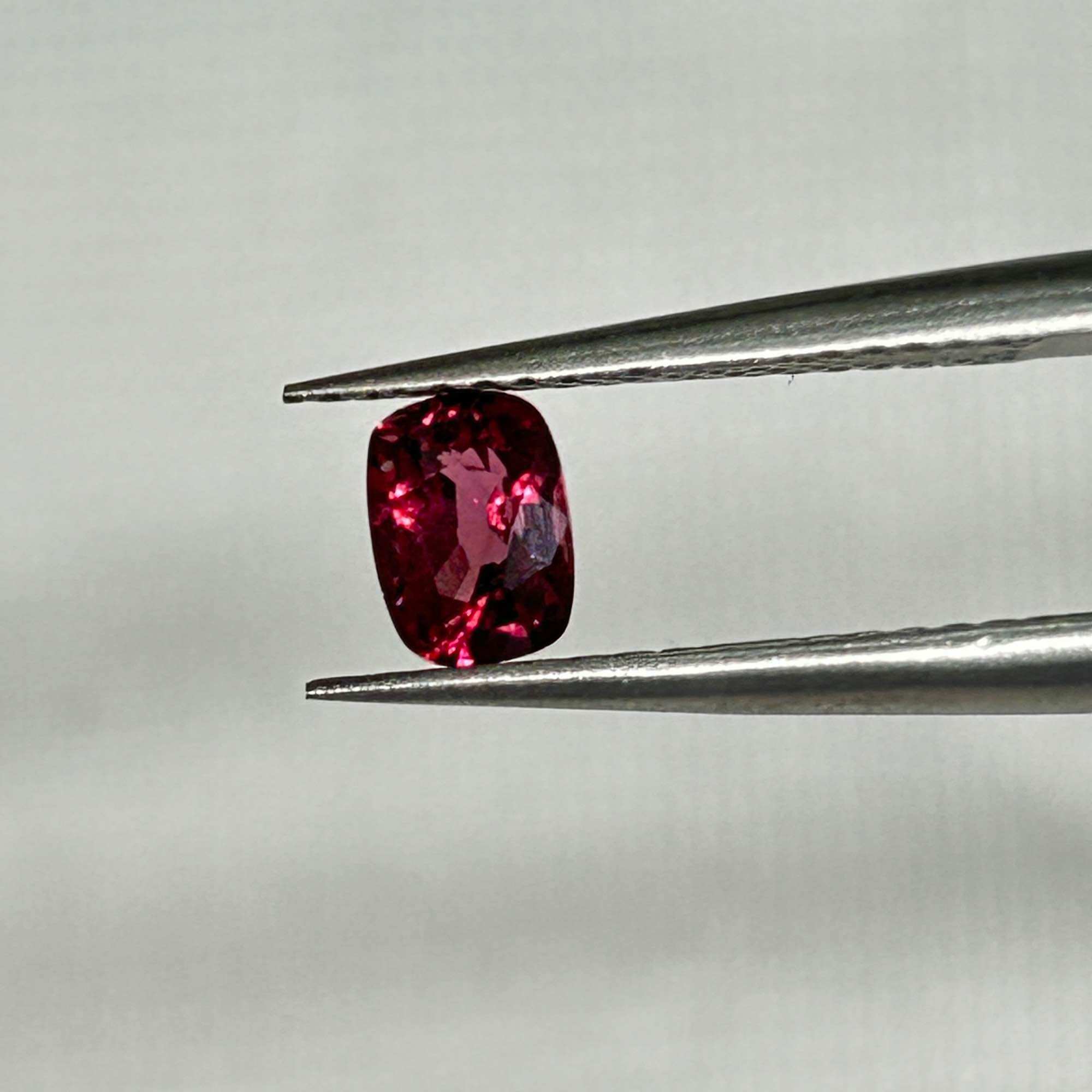60Spi- ĐÁ SPINEL THIÊN NHIÊN KHÔNG XỬ LÝ  ( thông số trong ảnh chụp) 0.6 Carat