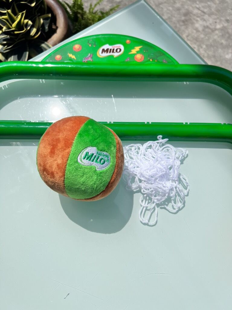 Bộ đồ chơi khung thành quà từ Milo   | Khung thành bóng đá nhựa   | Màu xanh lá cây và cam   | Có lưới trắng   | Quả bóng màu cam và xanh lá cây