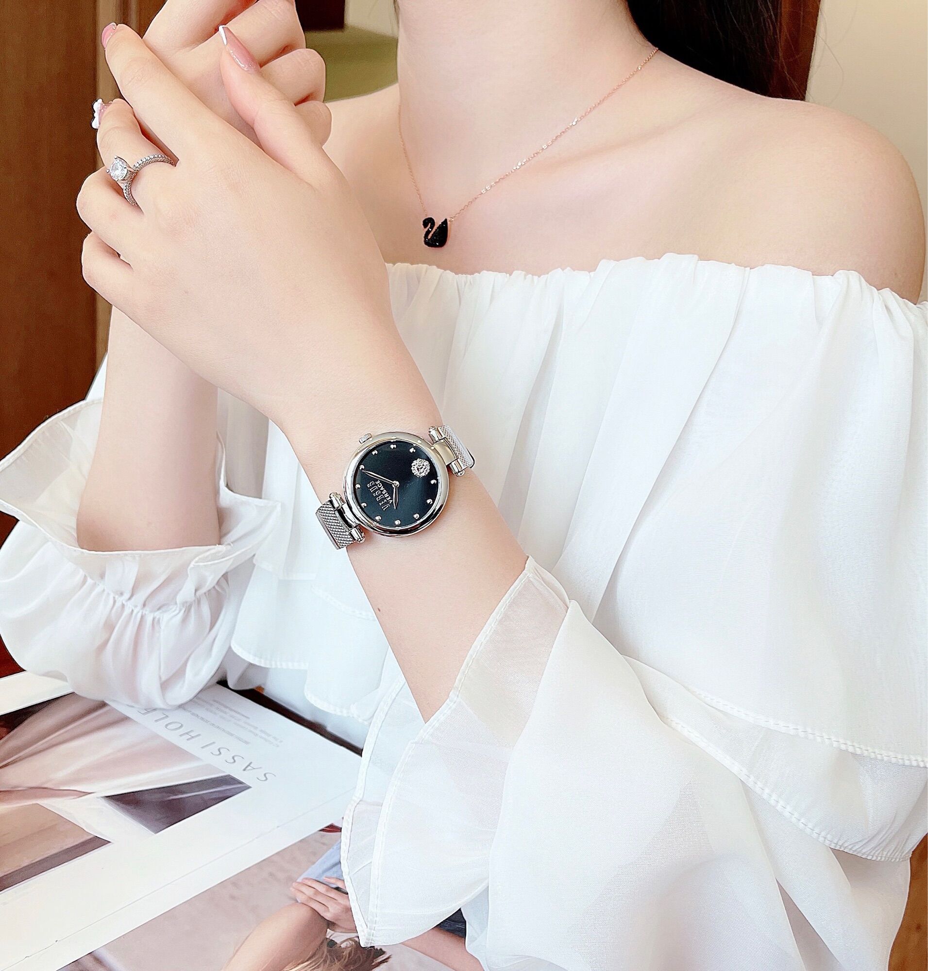 Đồng hồ nữ Versus dây kim loại, size 34mm