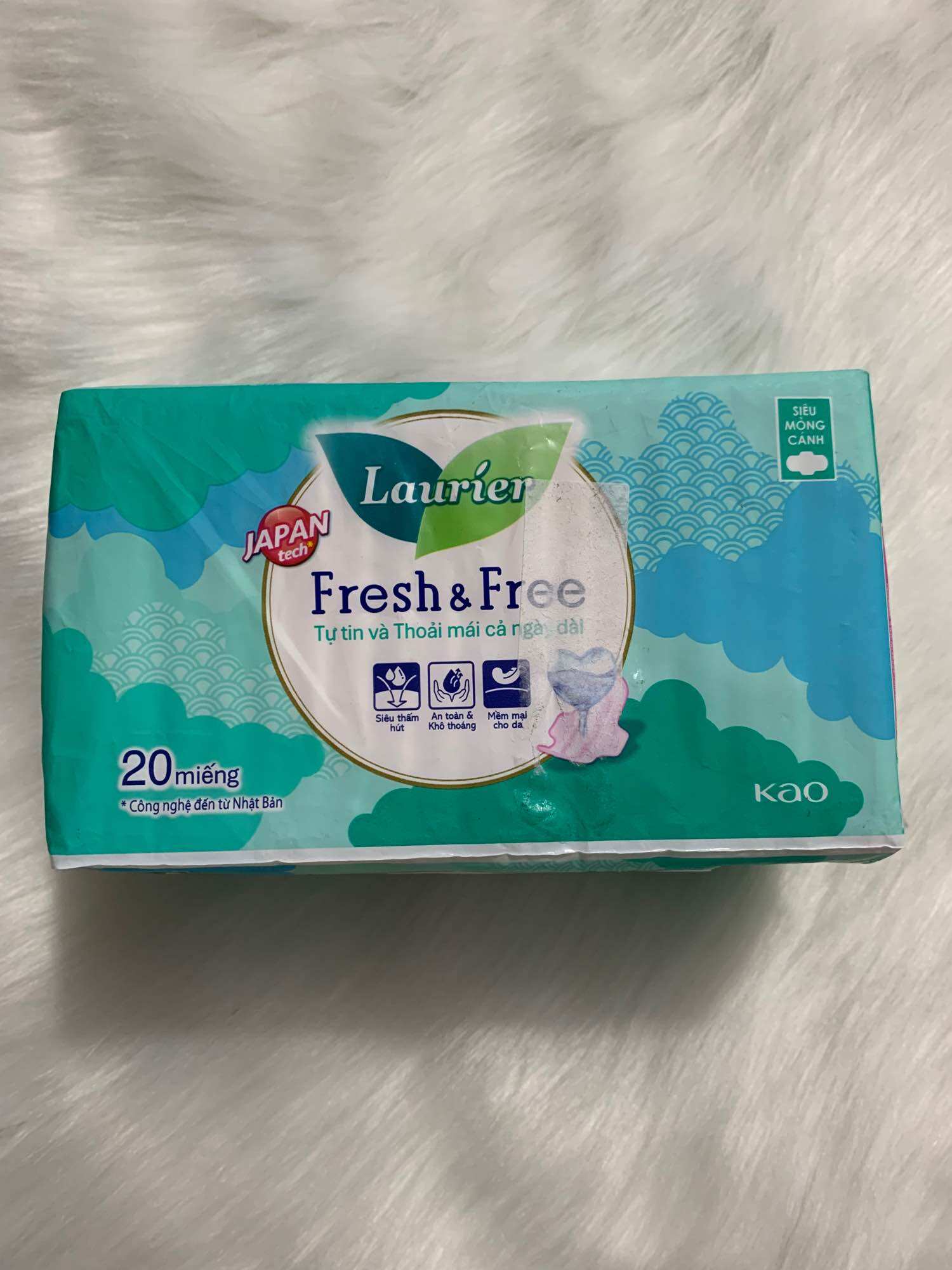 Băng vệ sinh Laurier mỏng cánh dài 22,5cm gói 20 miếng công nghệ đến từ Nhật của công ty Kao