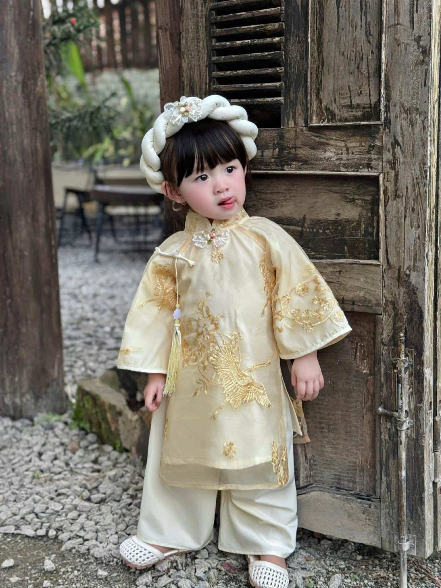 Áo Dài Truyền Thống Khổng Tước Vàng Kèm Mấn Cho Bé Gái Diện Lễ Tết
