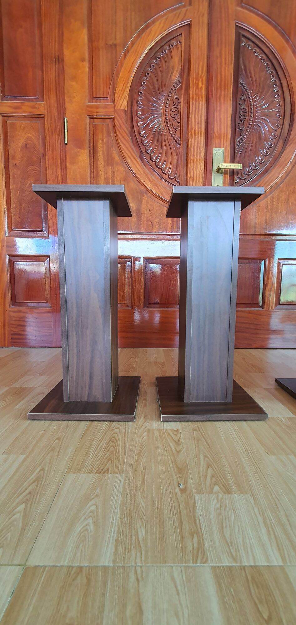 Chân loa bằng gỗ cao 65cm màu óc chó