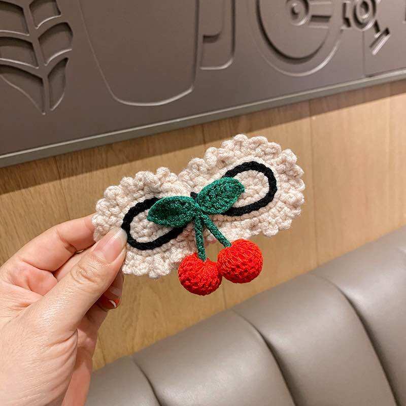 Kẹp tóc viền cherry bằng len handmade