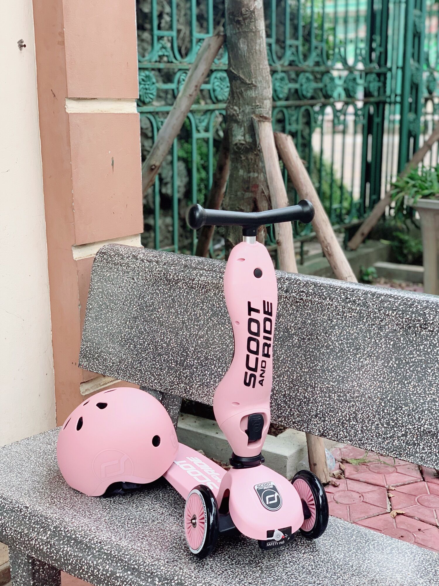 Combo xe+mũ Scoot and Ride hồng Rose