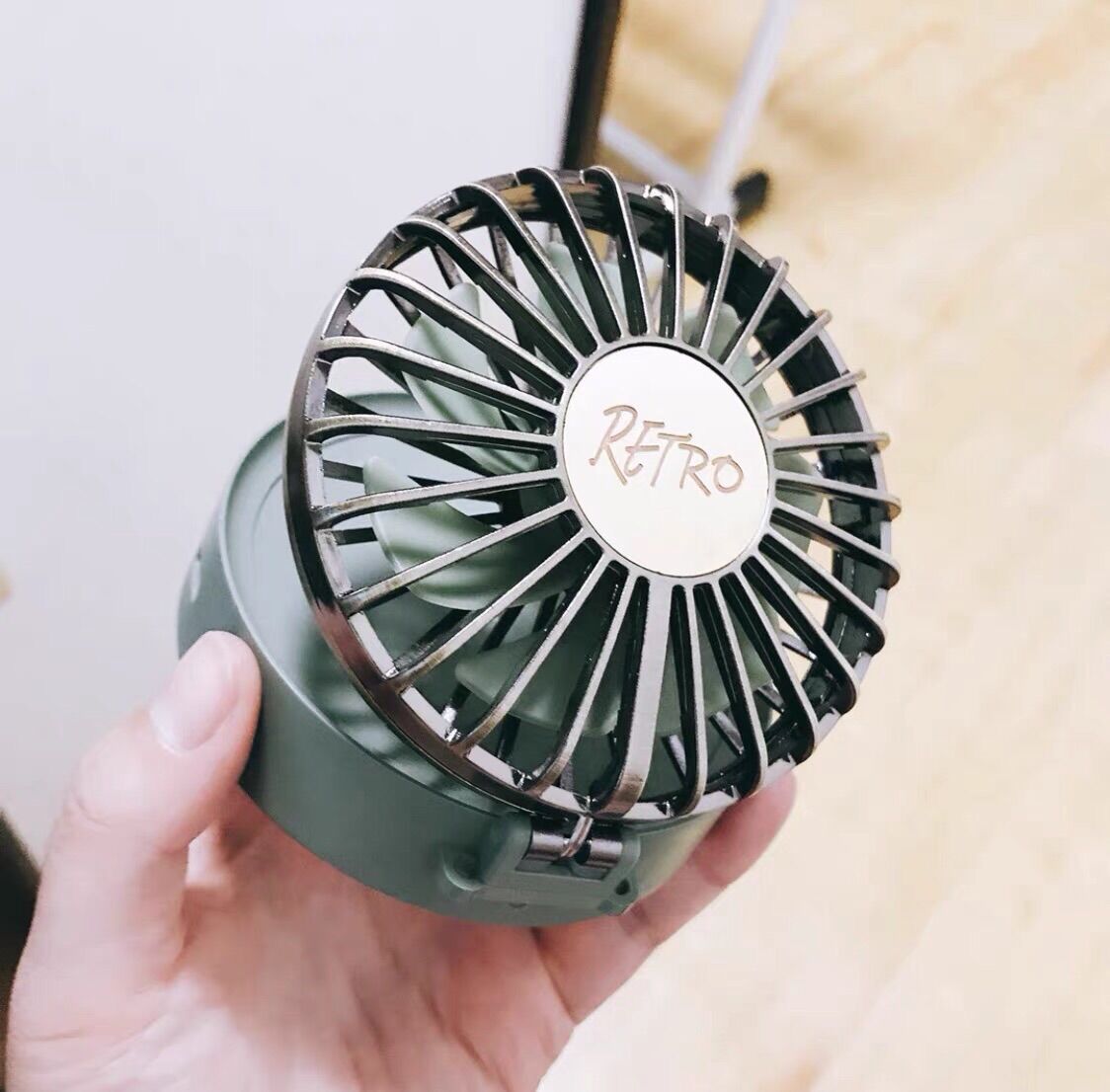 Quạt để bàn có đèn LED phong cách retro