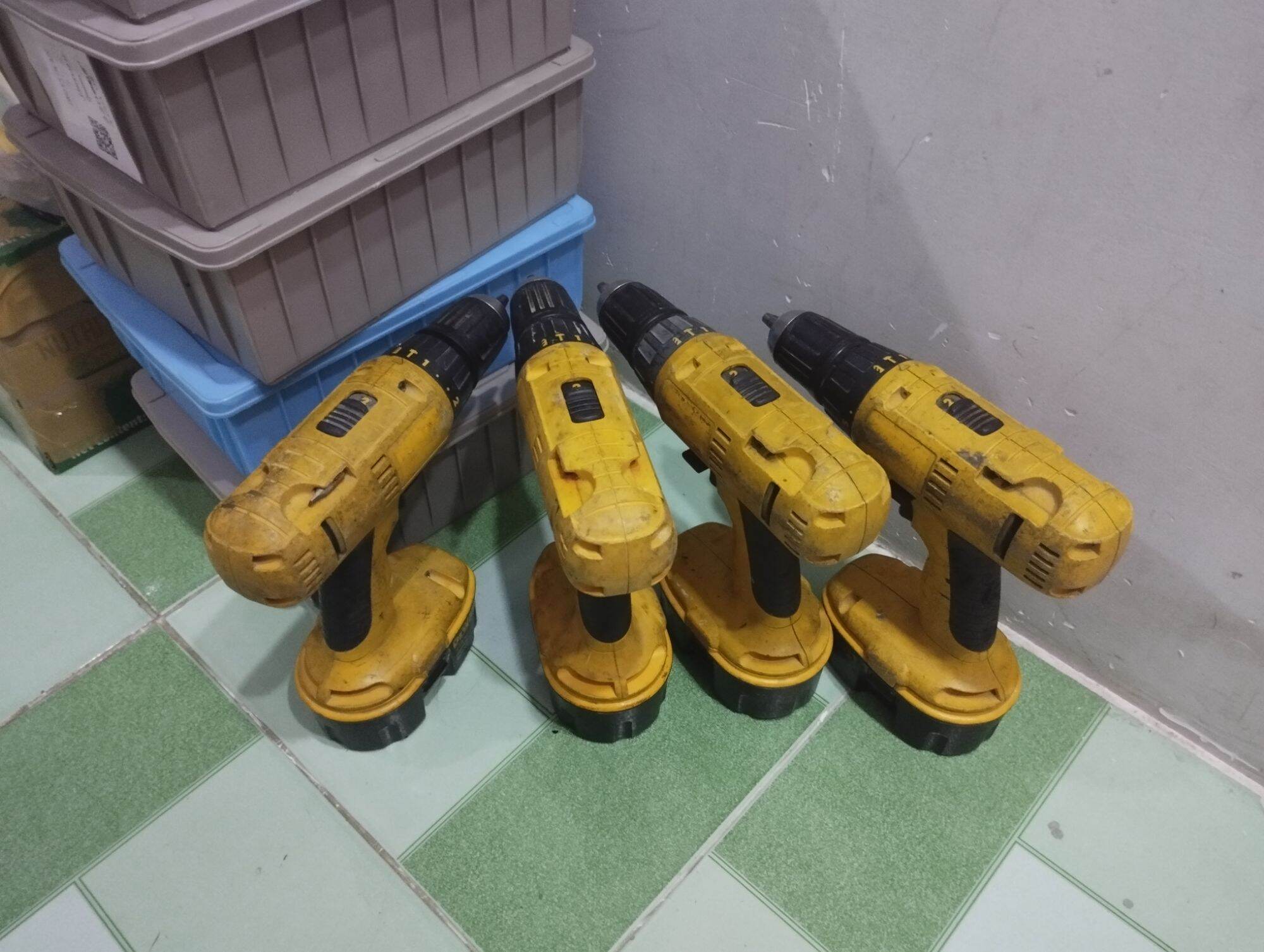 Máy Khoan tường , bắt vít cấp trượt bãi Nhật hiệu Dewalt 18v 3 chức năng có búa.