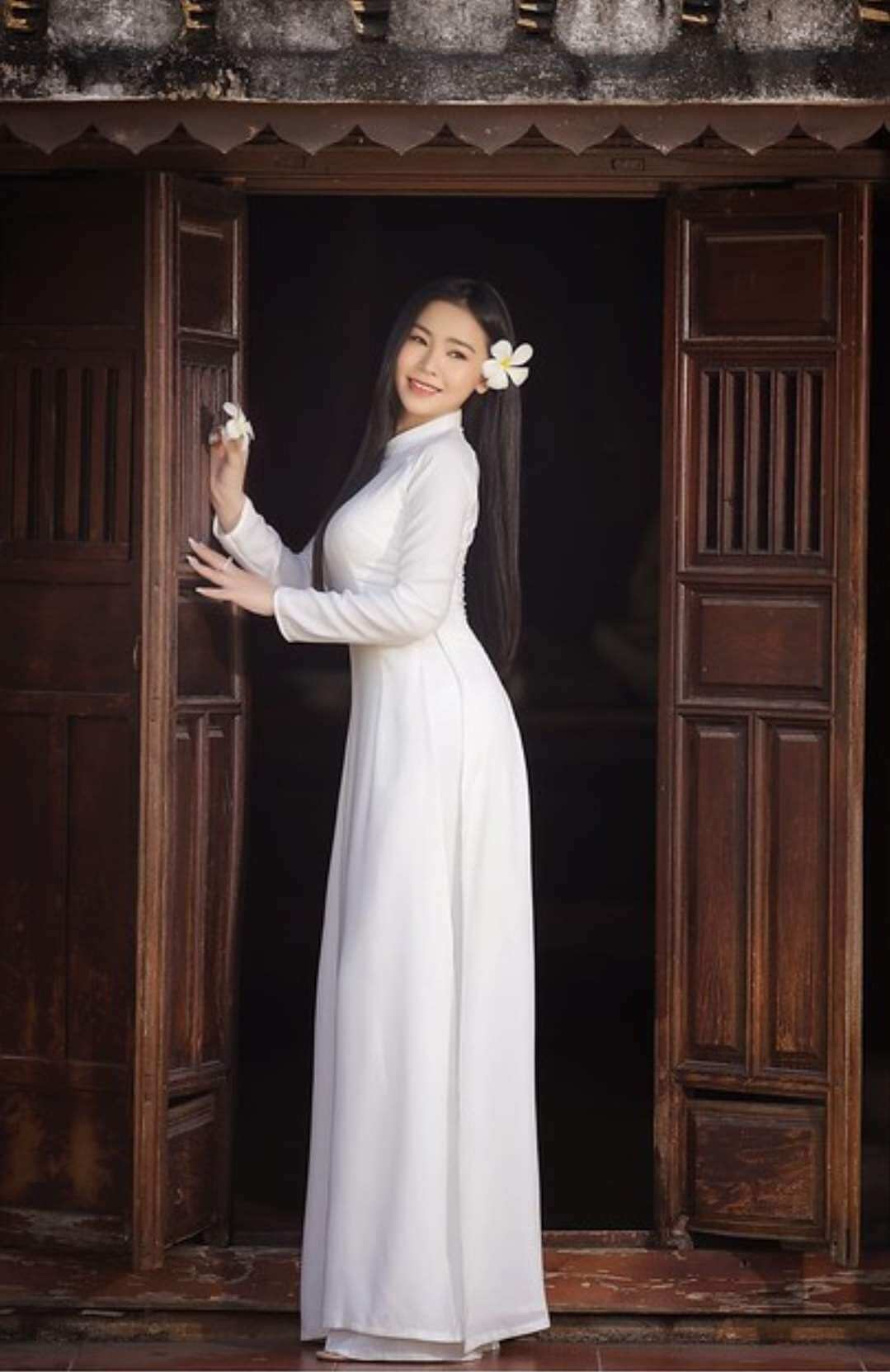 Áo dài trắng lụa mỹ