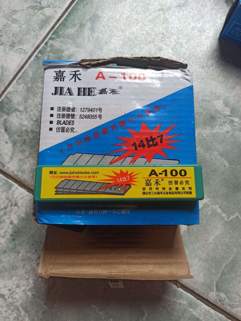 Dao rọc giấy loại lớn và lưỡi dao rọc giấy.