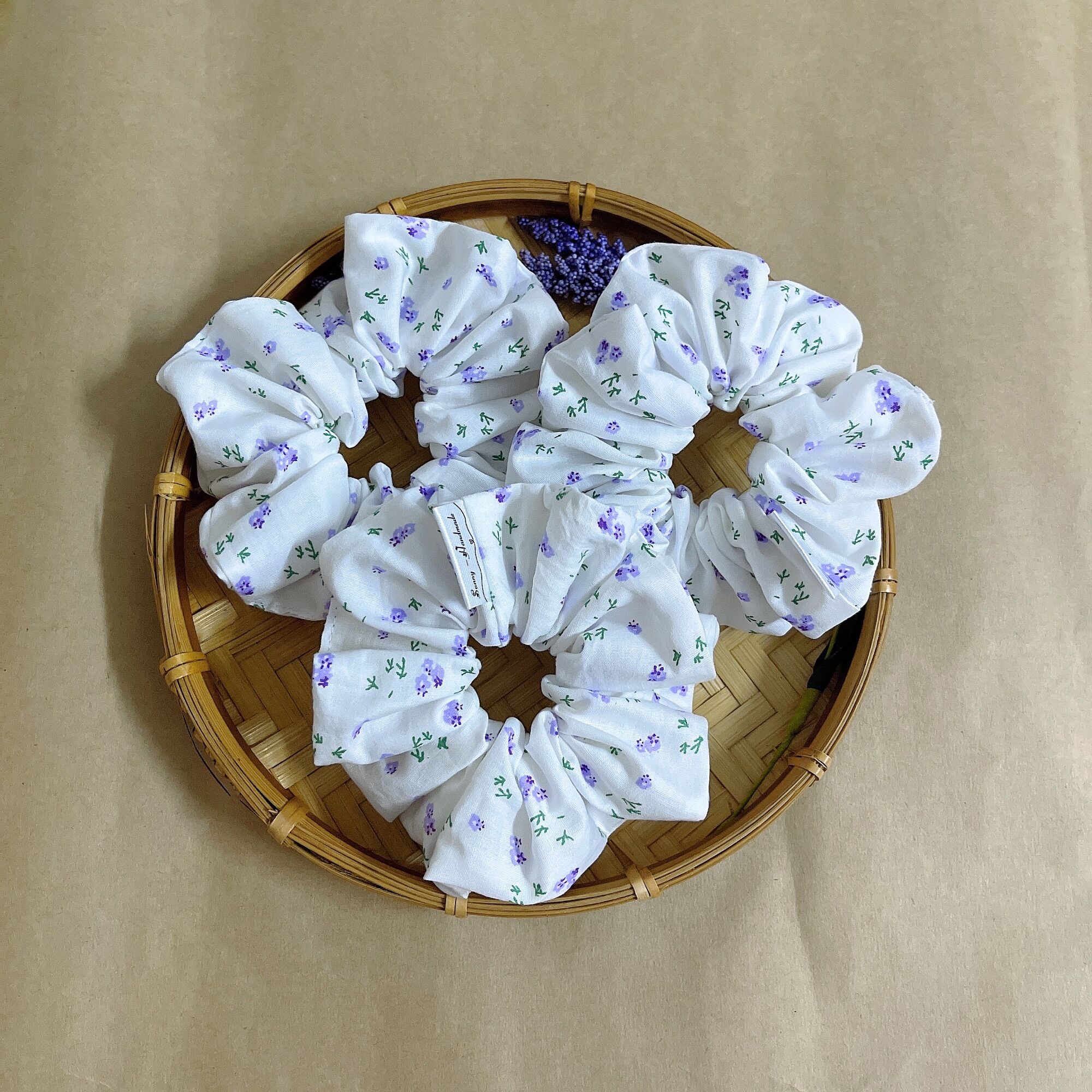 Scrunchies- đồ cột tóc hoa nhí tím