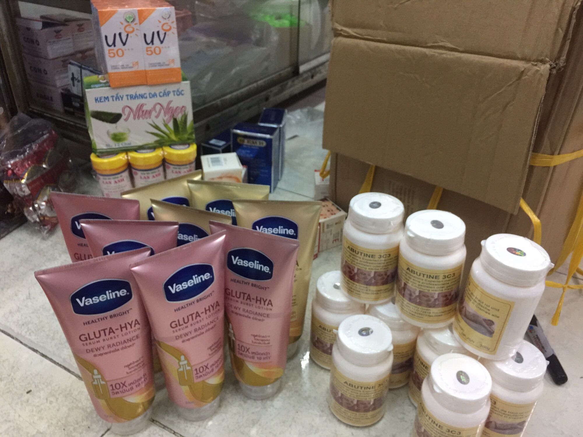 Combo dưỡng trắng da Vaseline Abutine 3c3 và Vitamin E