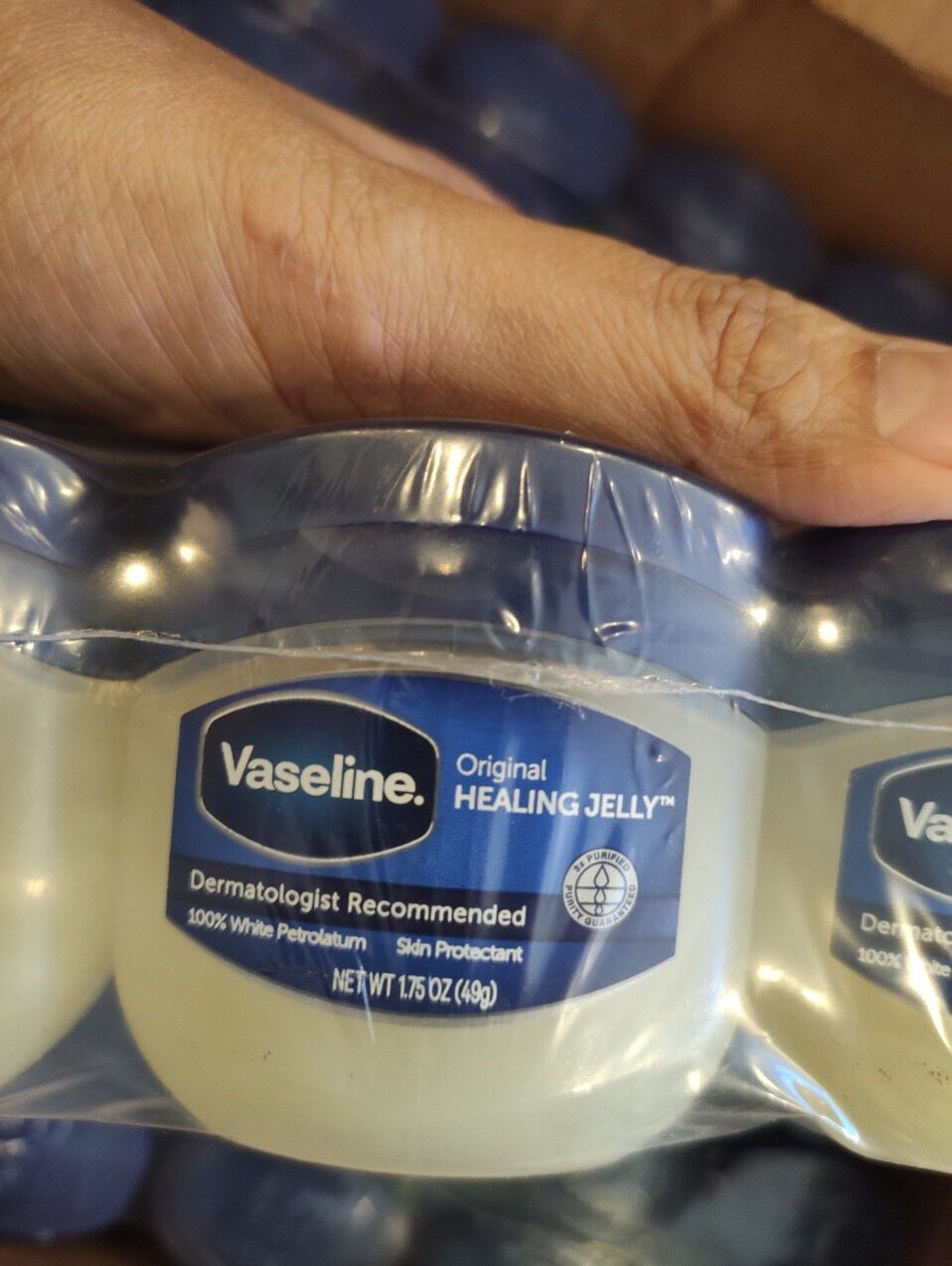 Sáp dưỡng ẩm giảm thâm dạng hủ Vaseline 49g