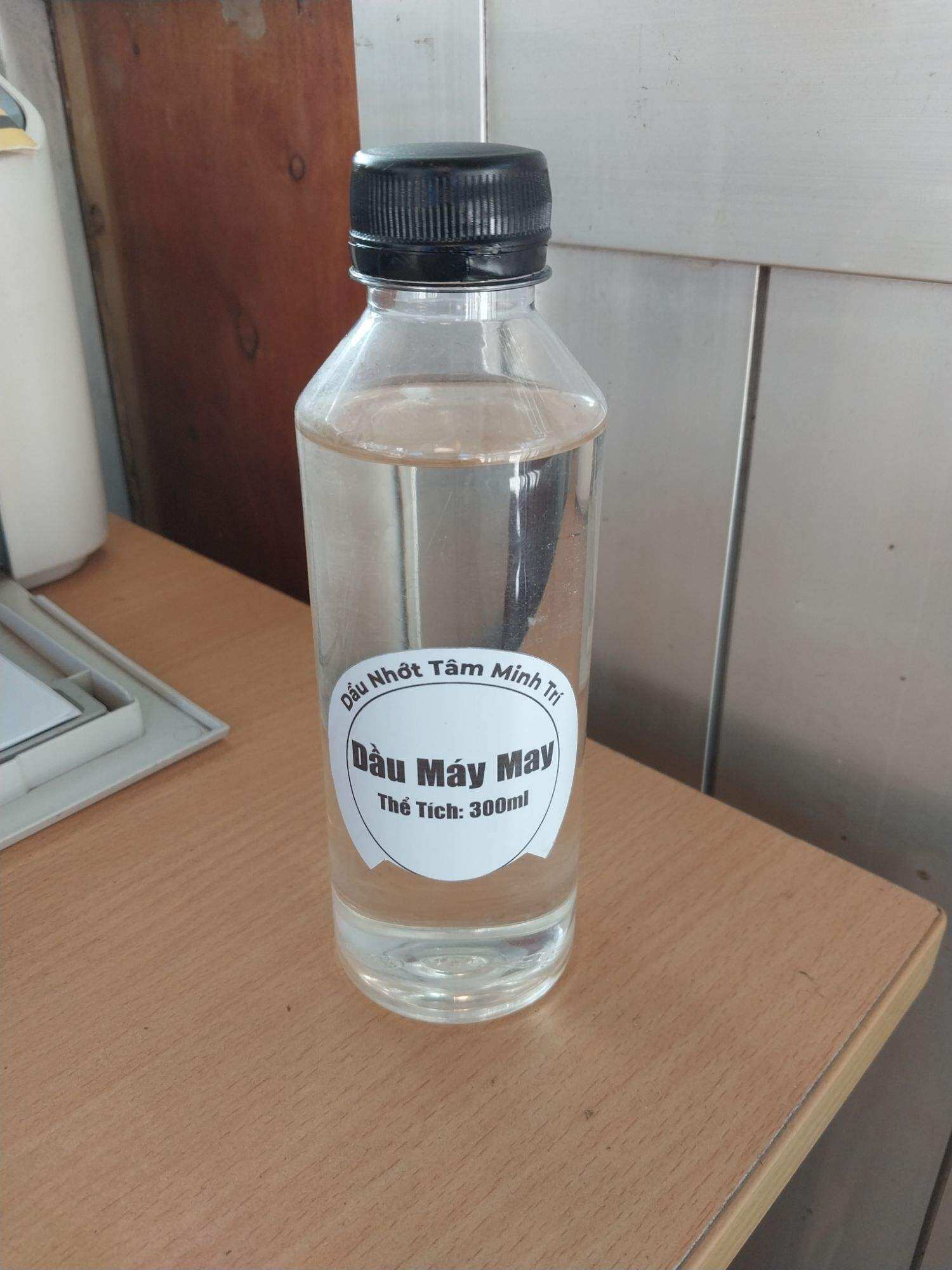 Dầu bôi trơn: dầu máy may, máy khâu (loại chai lẻ 300 ml), chất lượng cao, giá cực sốc, nhiều người tiêu dùng đã đánh giá tốt trên sản phẩm