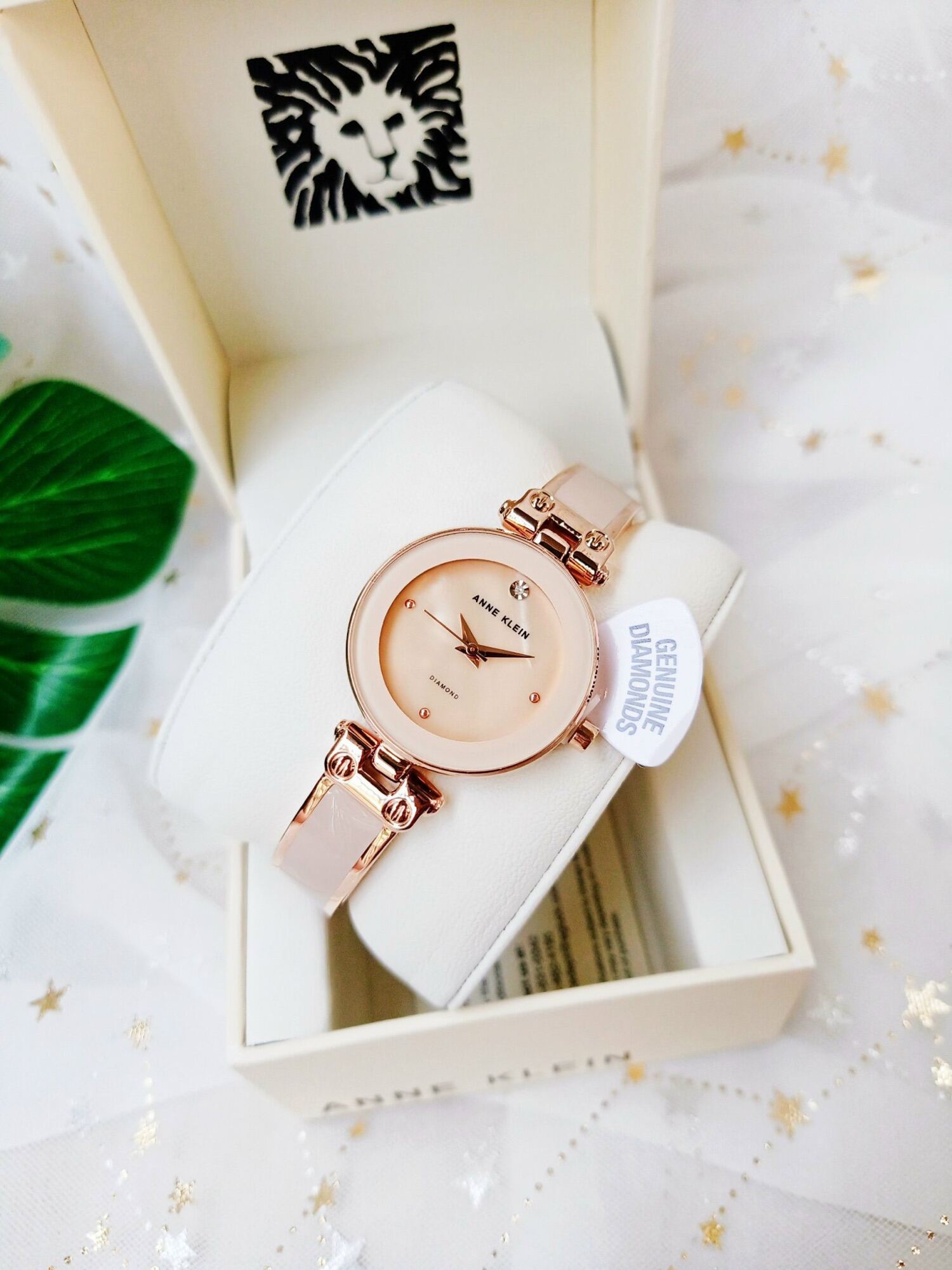 Đồng hồ nữ Anne Klein dạng kiềng, size 28mm