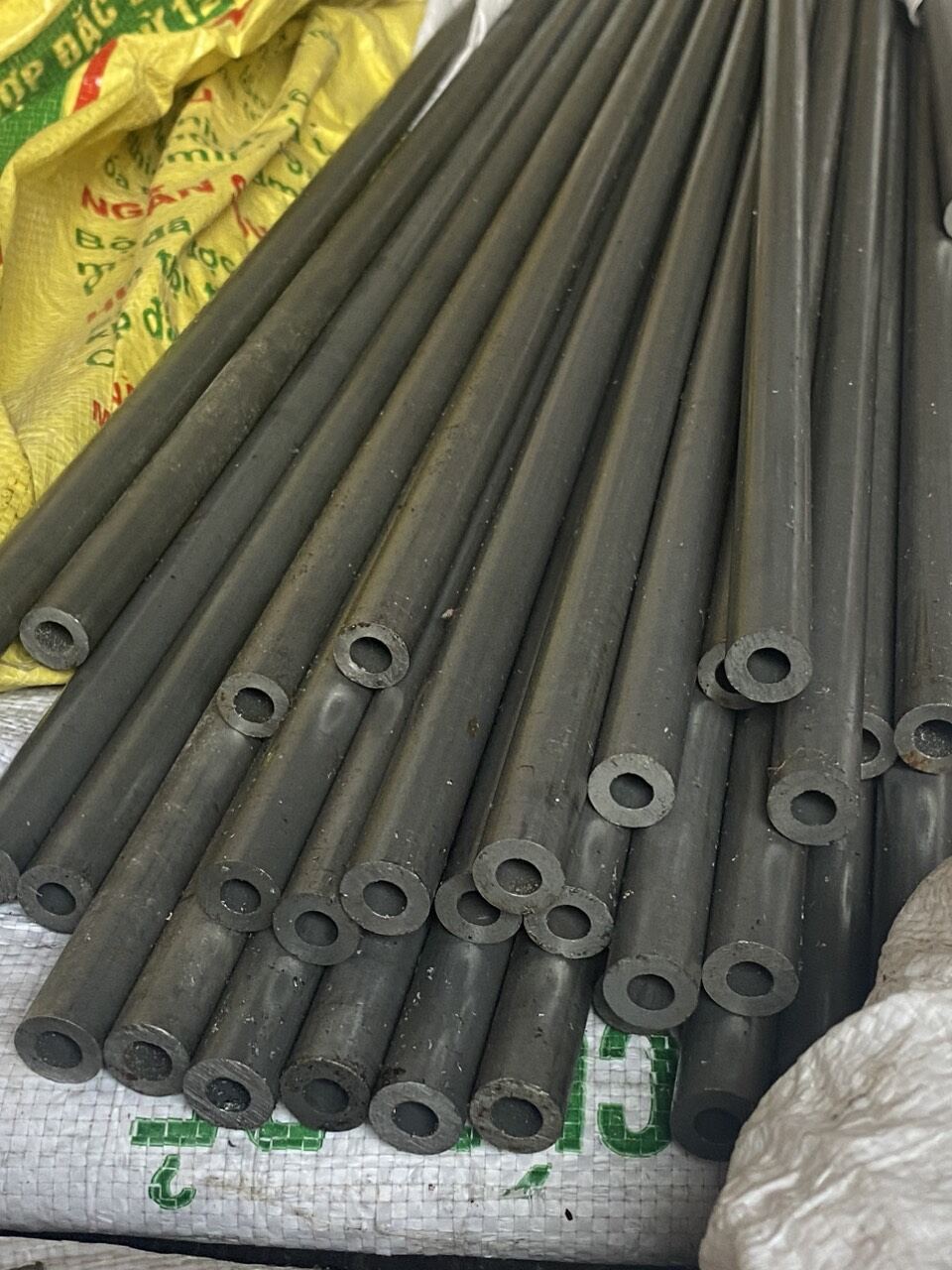 Ống thép đúc dẫn dầu f16 lỗ trong 8.05 dài 1m3