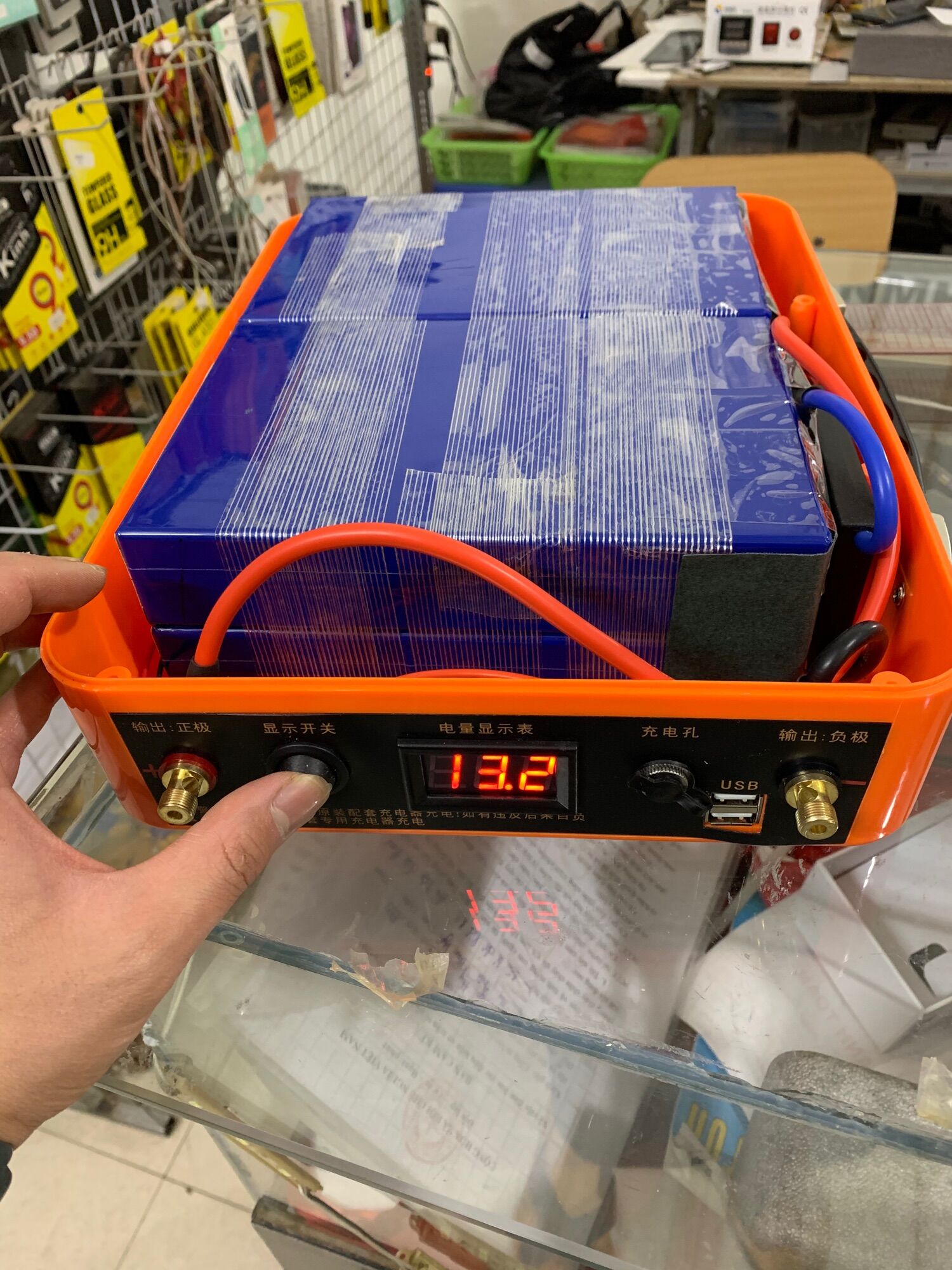 Hộp đựng pin có đèn led