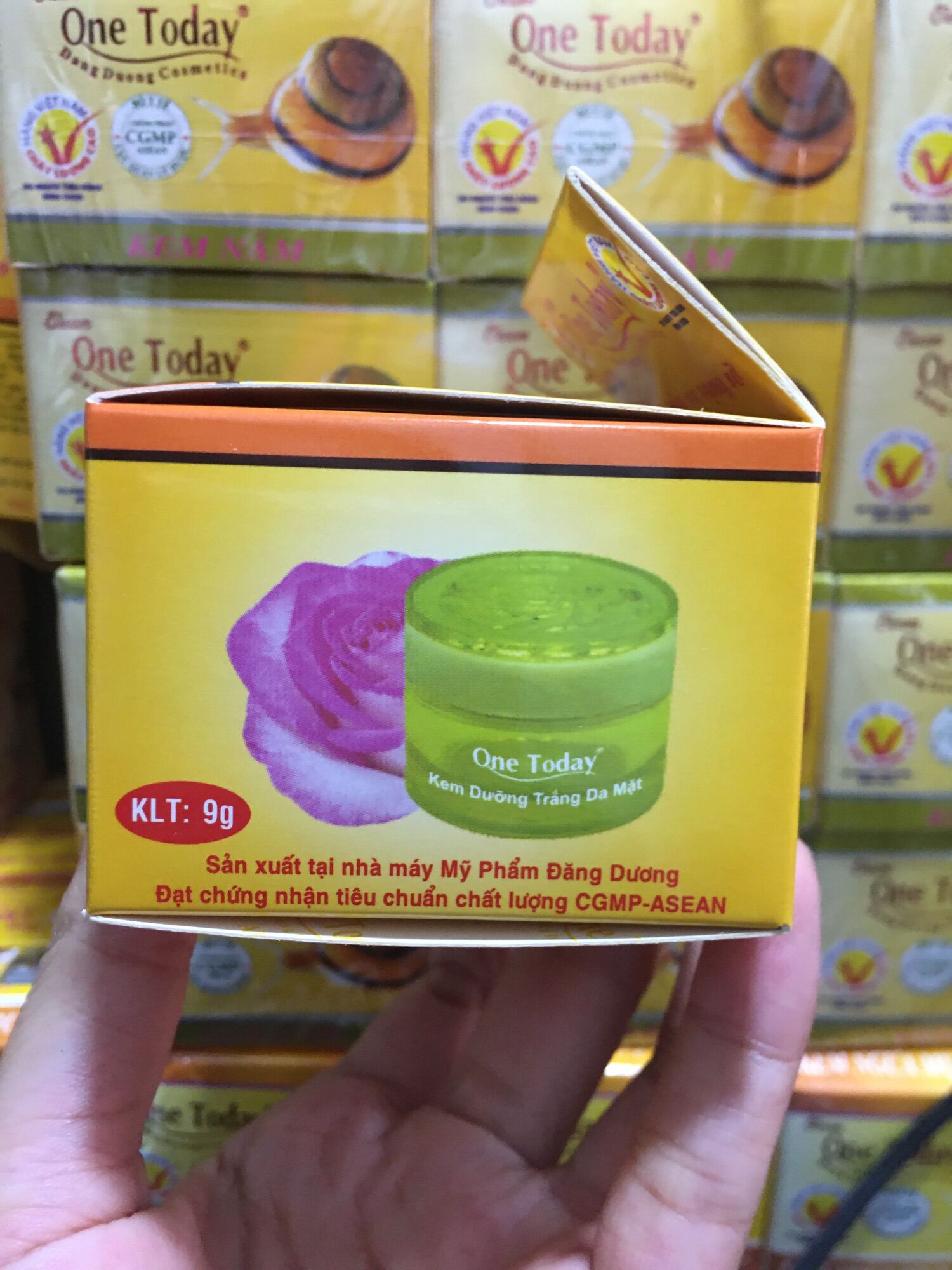 kem trắng da mặt ốc sên one today hủ 9g