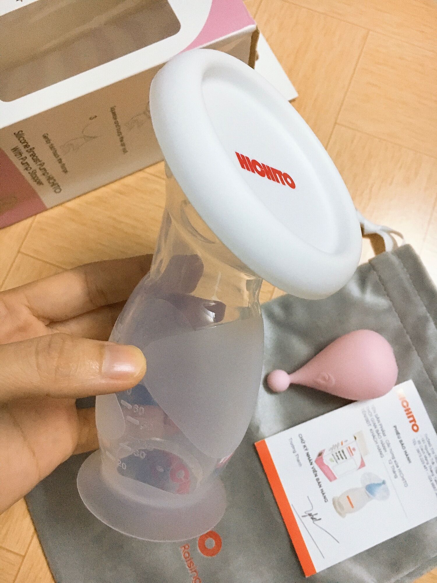 Cốc hứng sữa Silicone cao cấp Hichito Nhật Bản