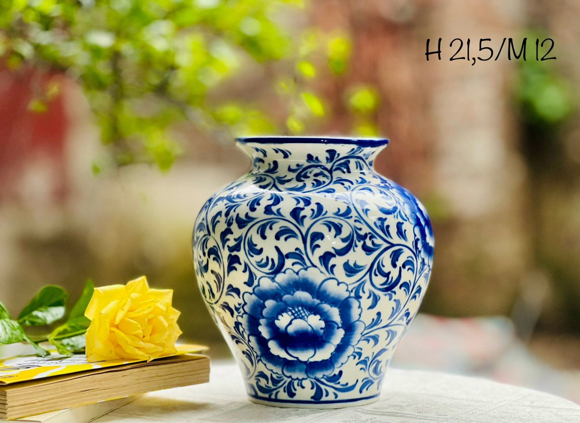 Bình cắm hoa men lam, vẽ thủ công. Gốm sứ Bát Tràng.